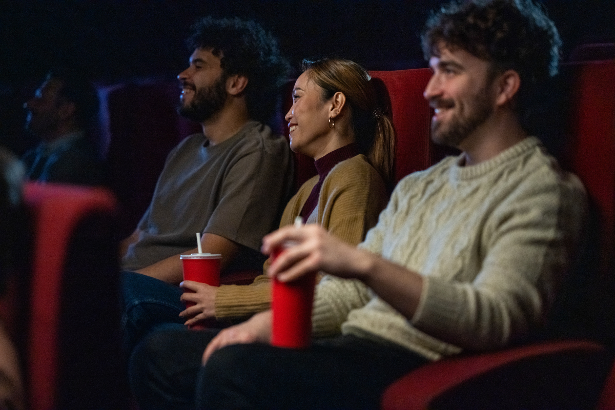 写一篇关于为什么喜欢和朋友一起去看电影的口语文案