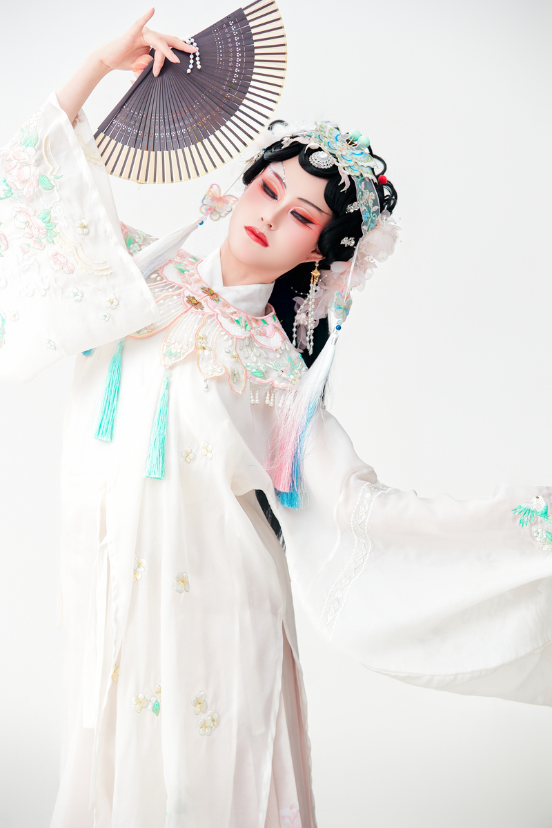 身着中国传统戏曲服饰的亚洲美女,纯白背景
