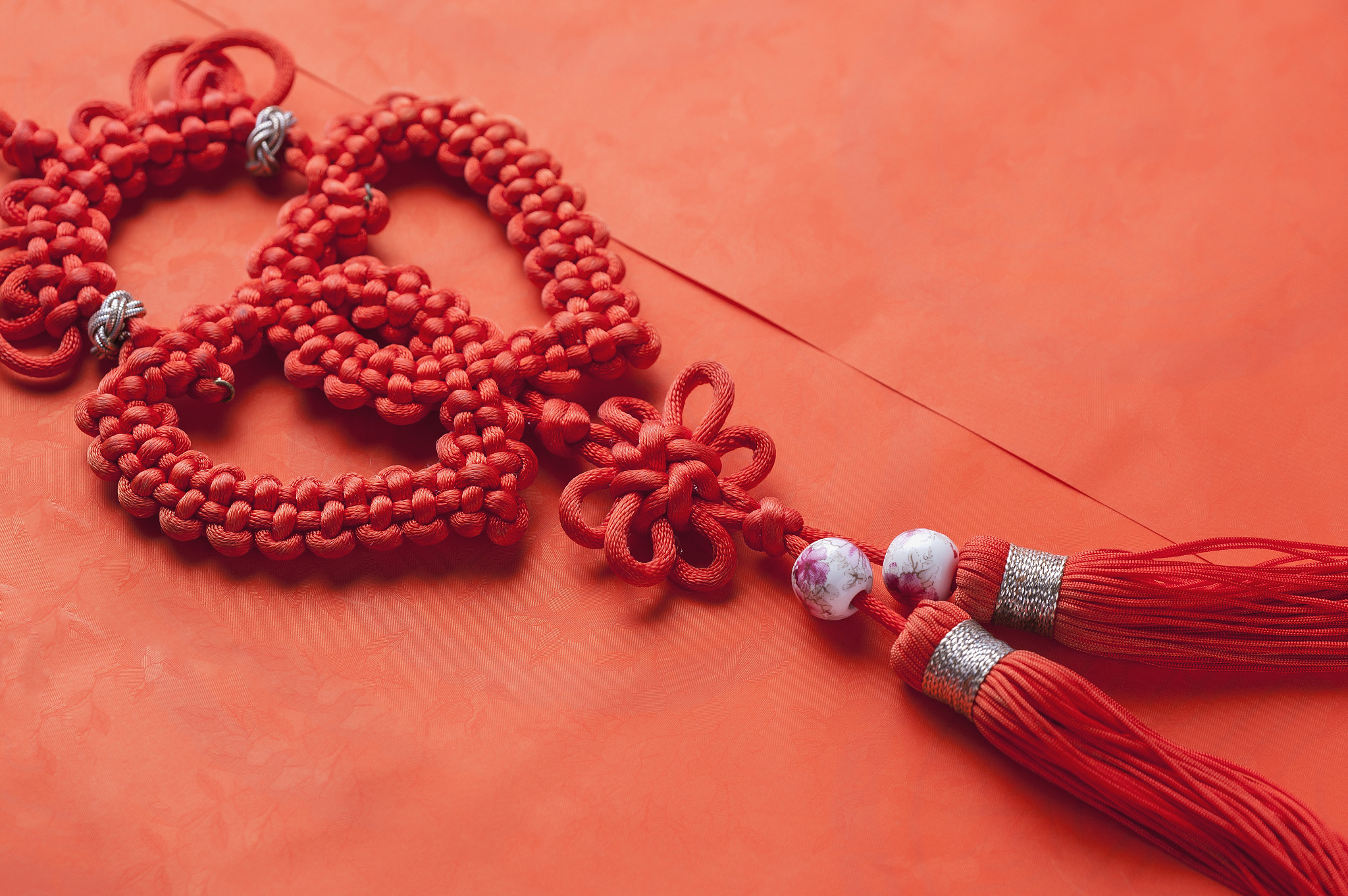 男生带红绳是什么意思