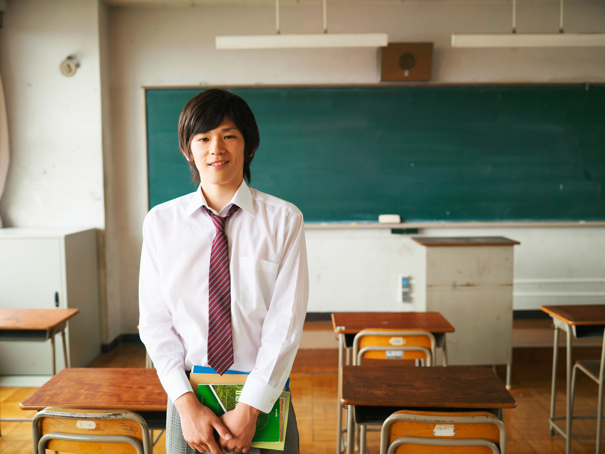 请以河南信息统计职业学院的学生为视角写一篇关于大学课堂里所讲的《形势与政策》这本 书 的论文要求有论文题目关键字摘要正文有 三个分论点结尾要理论联系实际中文汉字大于1800字