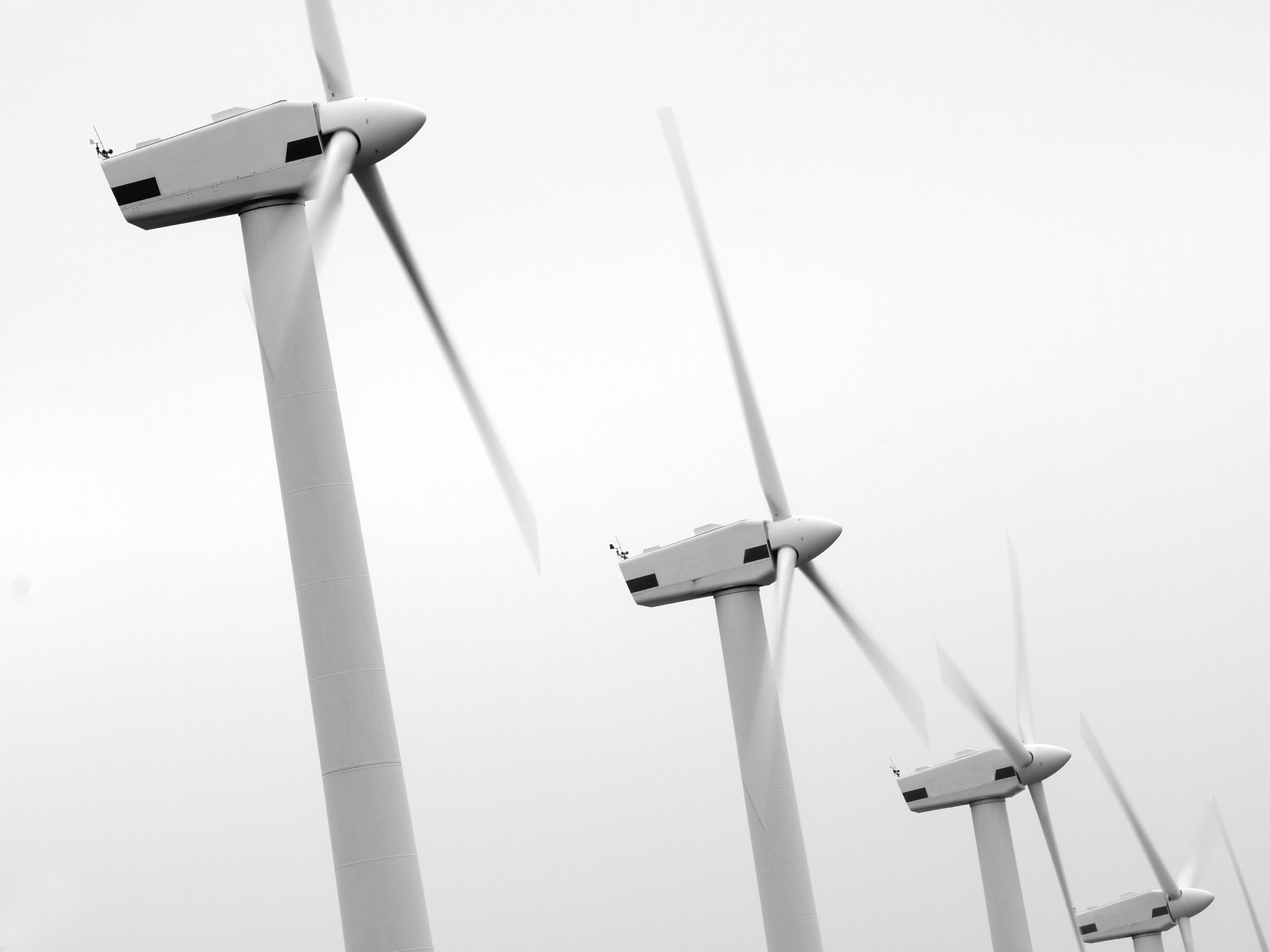 改写下面这段话：风能具有较强的波动性和随机性风速和风向的变化具有不确定性为使风力发电机组尽可能的充分利用风能资源