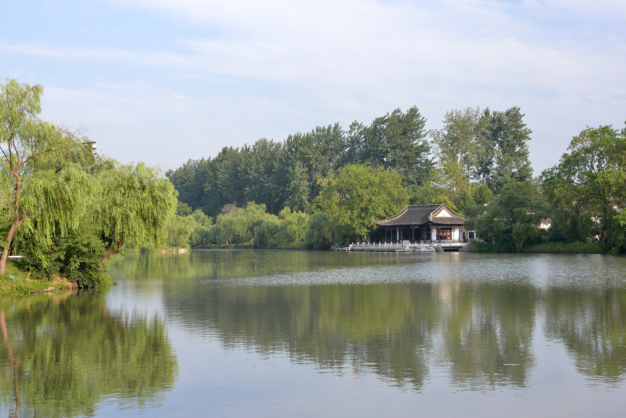 用大学生的知识水平写一段有关城市公园建设和经济水平的辩证认识结合多篇文献。以扬州的某个公园为例