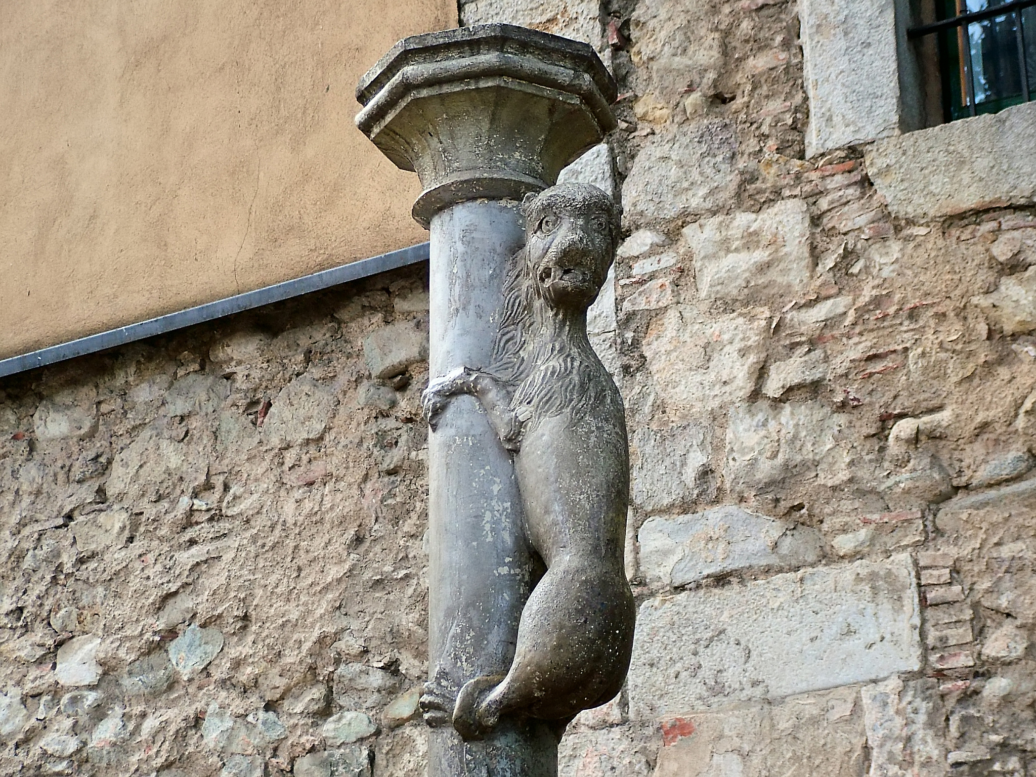 the symbol of girona is the lion scrambling on the column