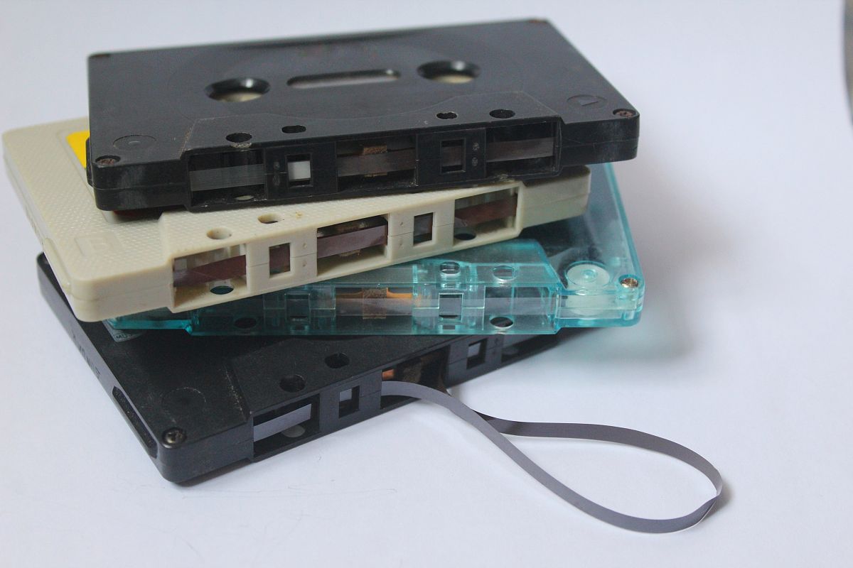 映美570K+放纸时打印头动两下不进纸是哪方面出了故障帮我用210字详细描述