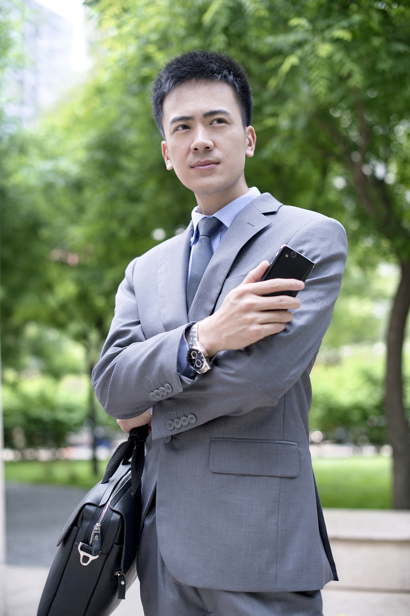 手拿电话的商务男士