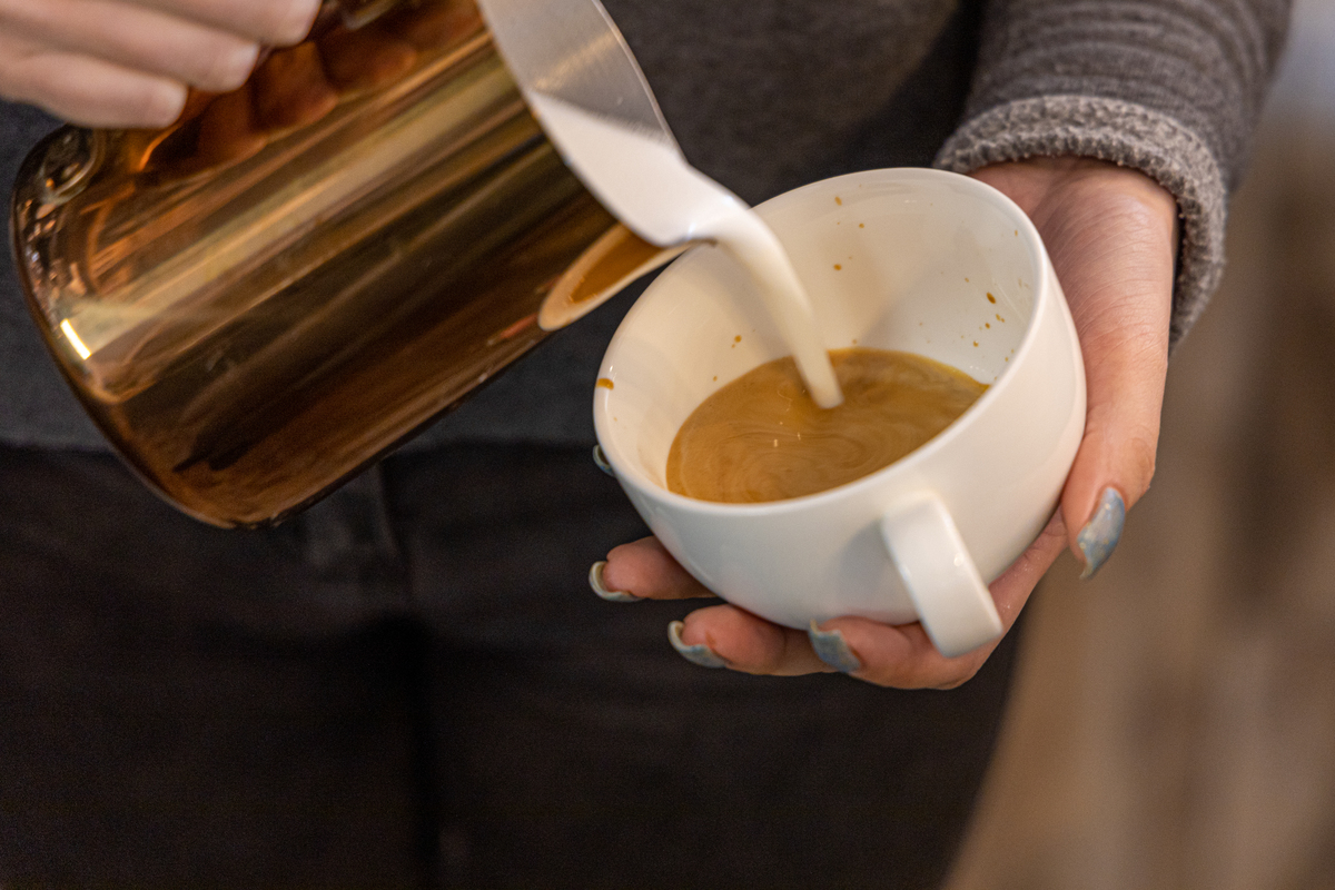 帮我写一个5分钟的短视频稿子，题目是“日常饮用咖啡的好处”。