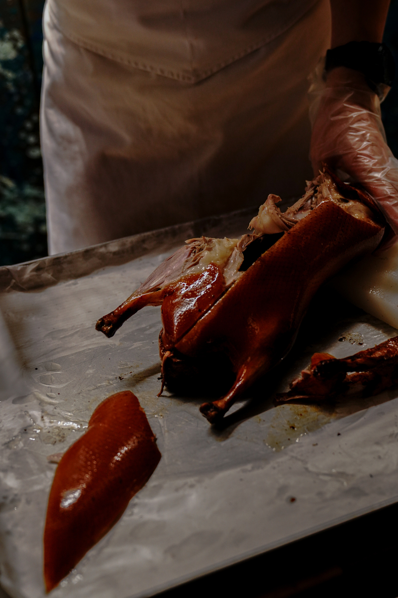 铁板烤鸭腌制秘诀：糖色用量技巧，烤出媲美烧鸭的色泽