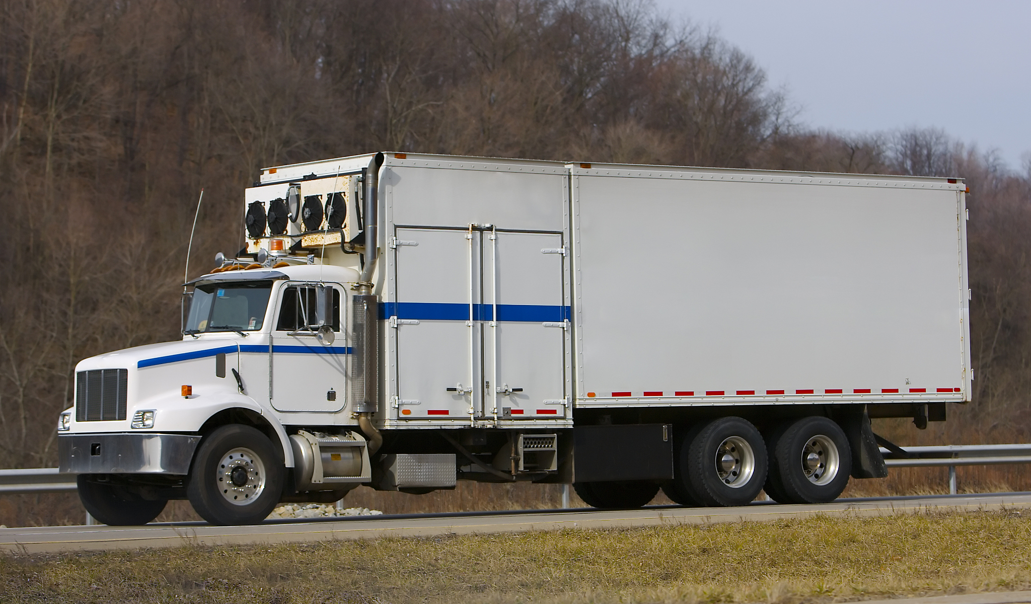 请翻译从以上记录我们可以看出断电时间持续时间较短且期间并不连续最长时间未超过5小时。且断电期间的回风的最高温度未超过-98摄氏度。但发生于货物交付收货人后的断电时间较长箱内温度也较高。