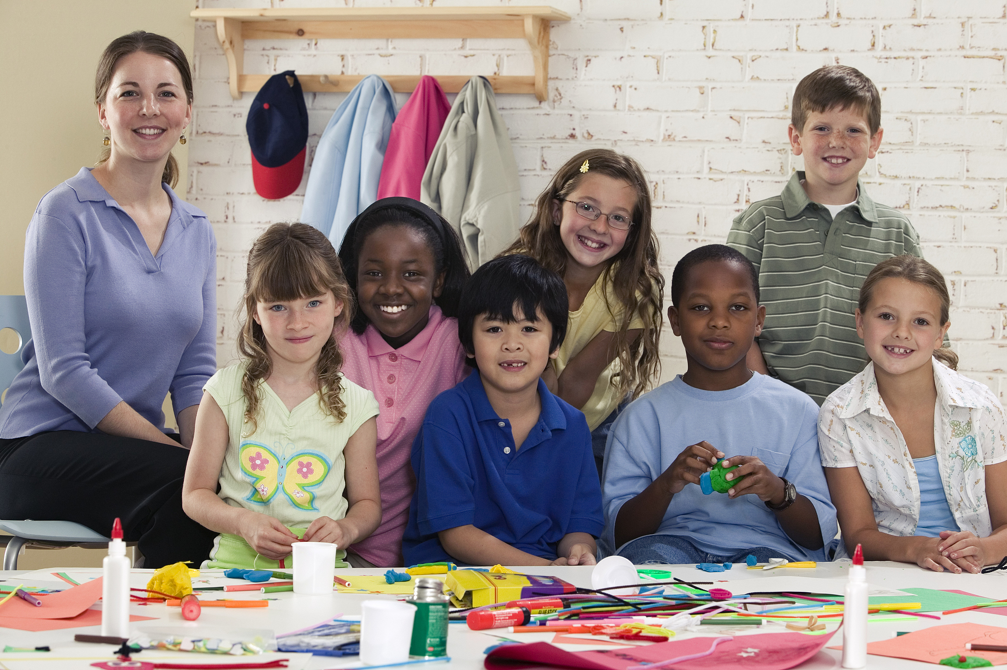 作为一名初中生请完成英文版的个人介绍尽量突出介绍自己的特长特点以及初中三年的展望和学习规划要求字数不少于200词语女孩子