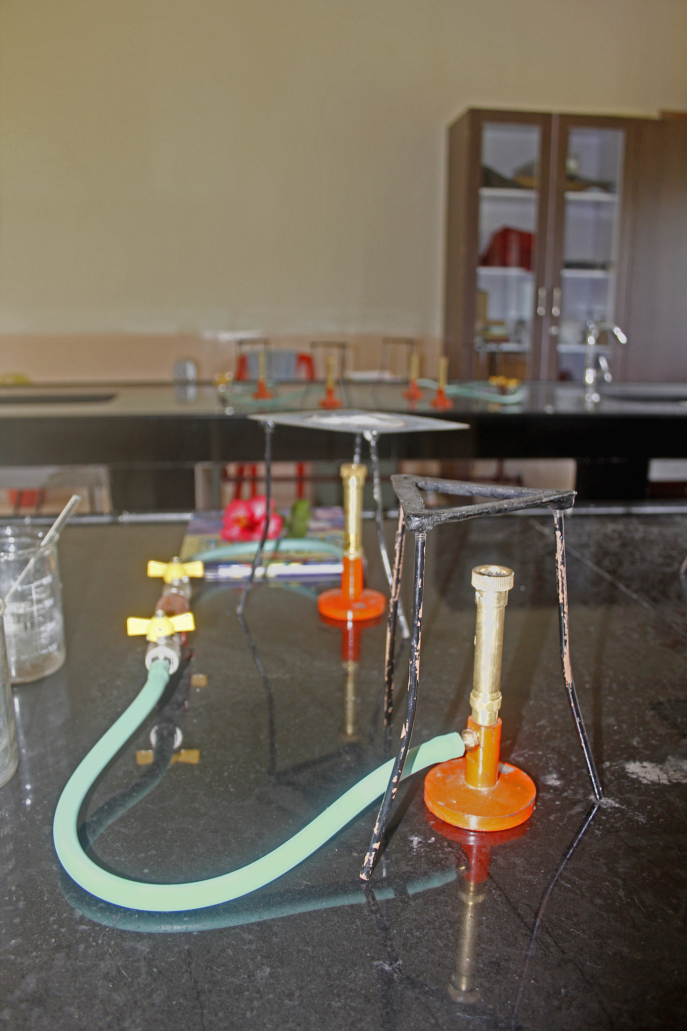 DIY 低成本光电效应实验：原理探究与应用