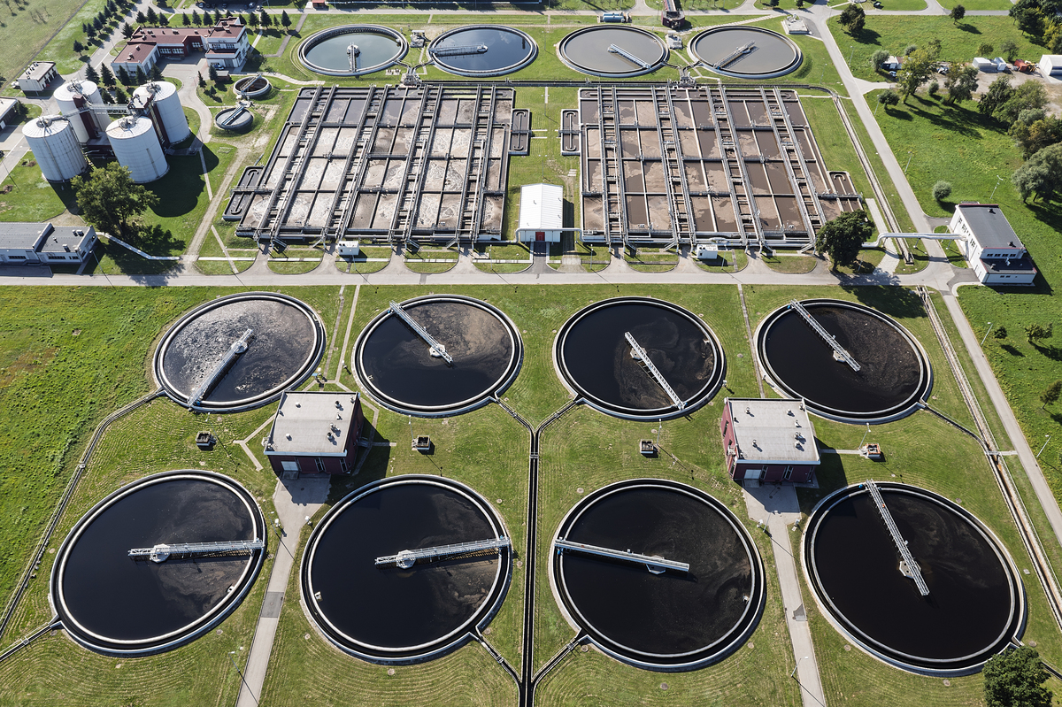 改下下面的话使其意思不变工业废水按所含的主要污染物的化学性质可分为无机废水和有机废水工业废水按废水中所含污染物的主要成分分类又可分为酸性废水、碱性废水、含镉废水、含镍废水、含铬废水等等