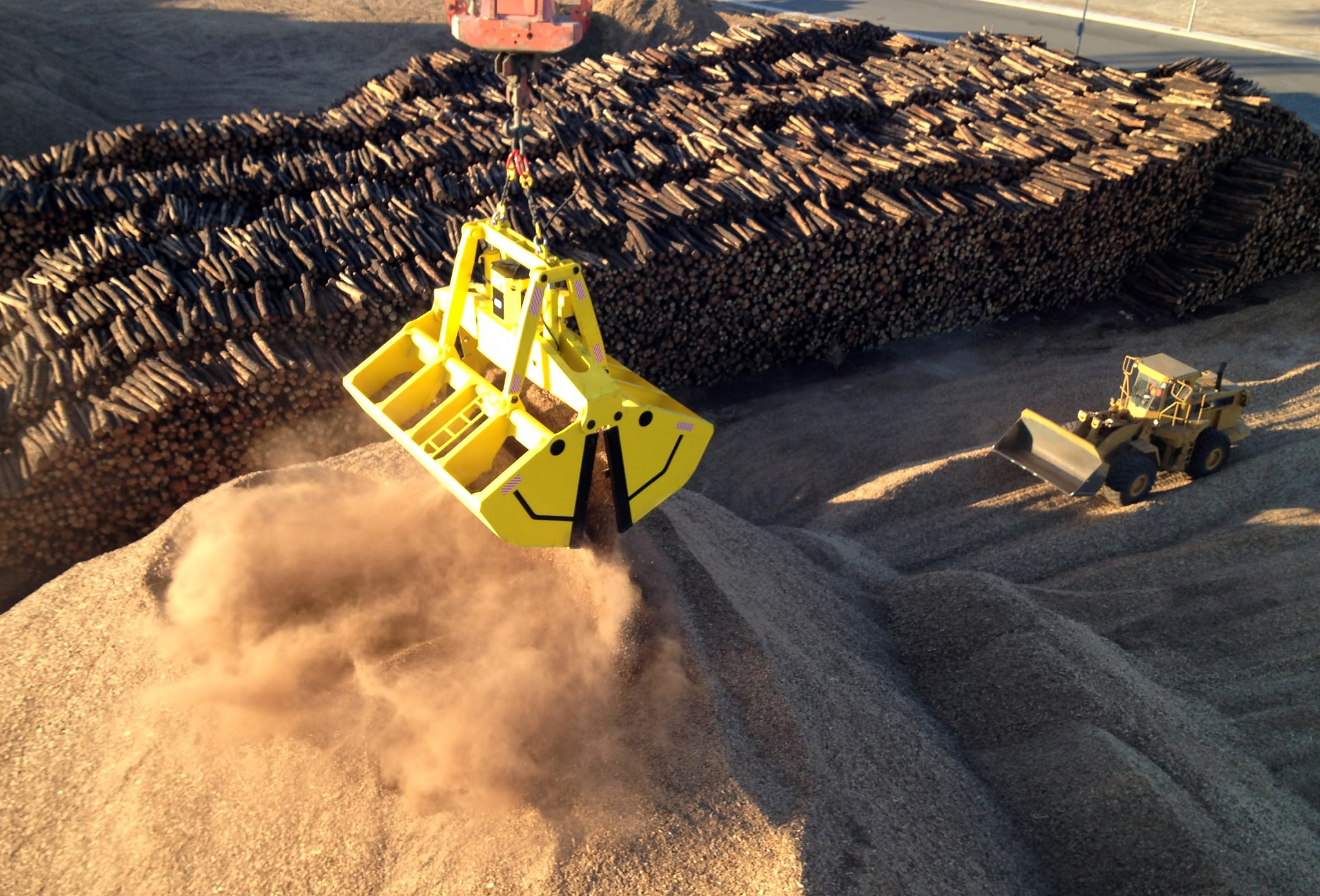 Cargo Grab Incident Damages Hatch Cover on Ship