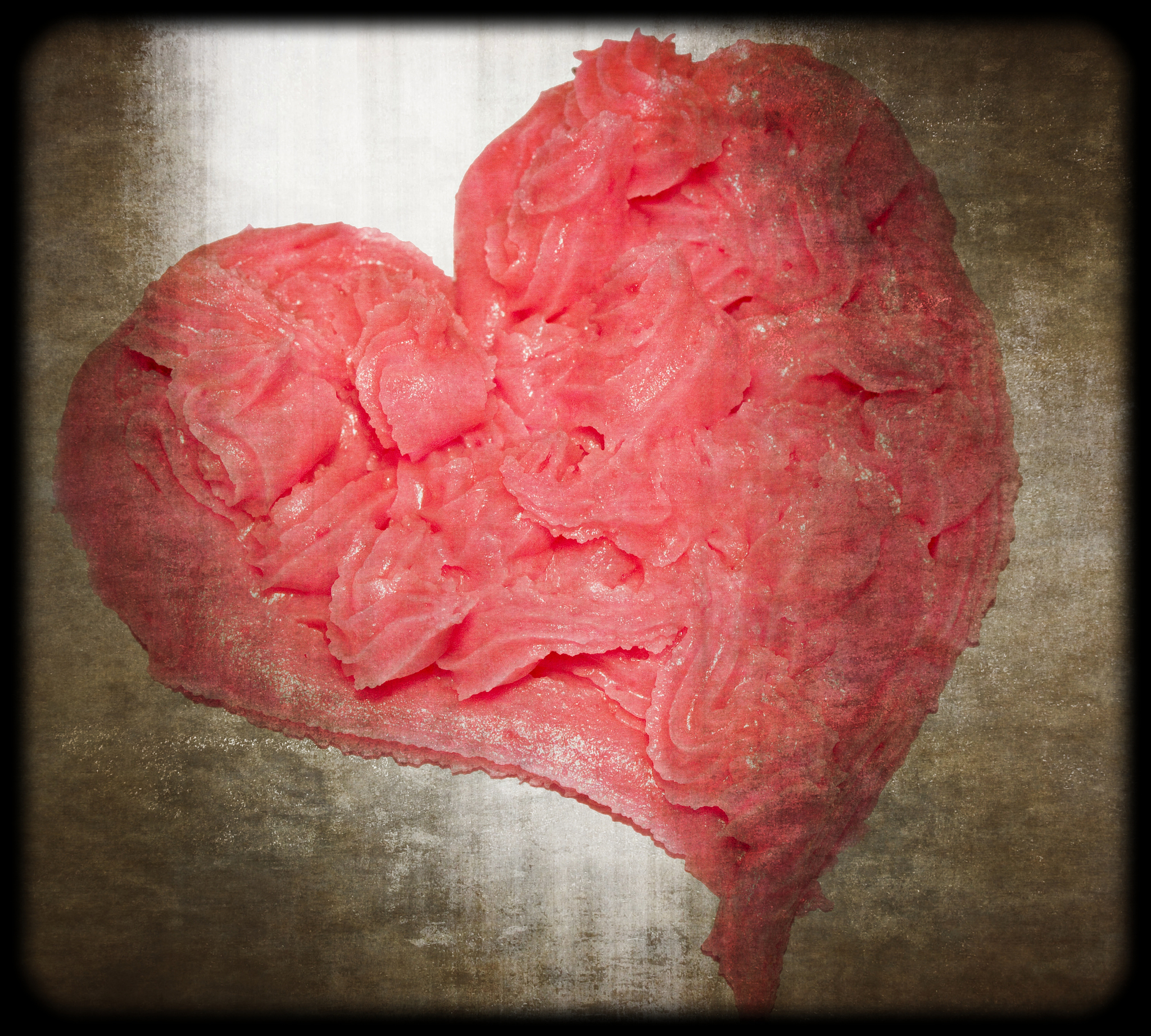 翻译：When vulnerable plaques develop ulcers and blood clots that float within the bloodstream it indicates that the plaque has ruptured