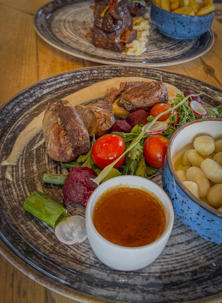 羊肉卷是一种传统的火锅食材它由羊肉切片制成口感鲜嫩适合搭配各种调料和蔬菜食用。羊肉卷的制作方法独特需要把羊肉切成薄片再卷成卷。在火锅中羊肉卷是非常受欢迎的食材之一它能够为火锅增添独特的口感和美味。翻译成英文