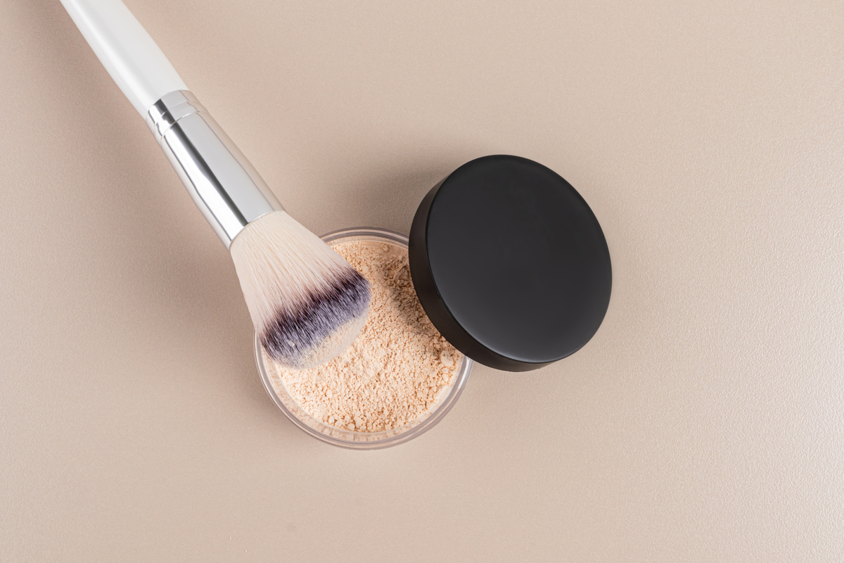 告别卡粉烦恼！魔法粉底刷打造无暇底妆