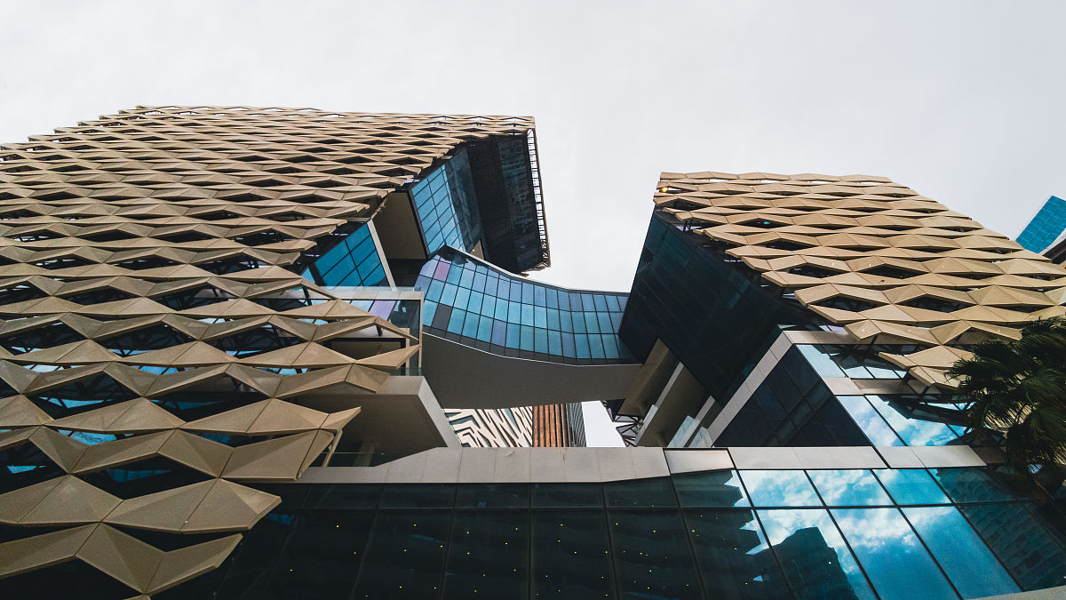 请利用以下信息编写出一段中文短段落：ZAWYA5月30日报道沙特于29日正式发放了四个新经济特区许可证。新的经济特区分别位于利雅得、吉赞、拉斯海尔和阿卜杜拉经济城。投资大臣、经济城市和经济特区管理局ECZA主席哈立德·法利赫在利雅得召开的沙特经济特区投资论坛上颁发了这些许可证。法利赫在论坛开幕致辞中分享了经济特区在支持沙特利用其地区和国际经济协议方面的能力。他表示：我们已经达成了2850亿里亚尔的