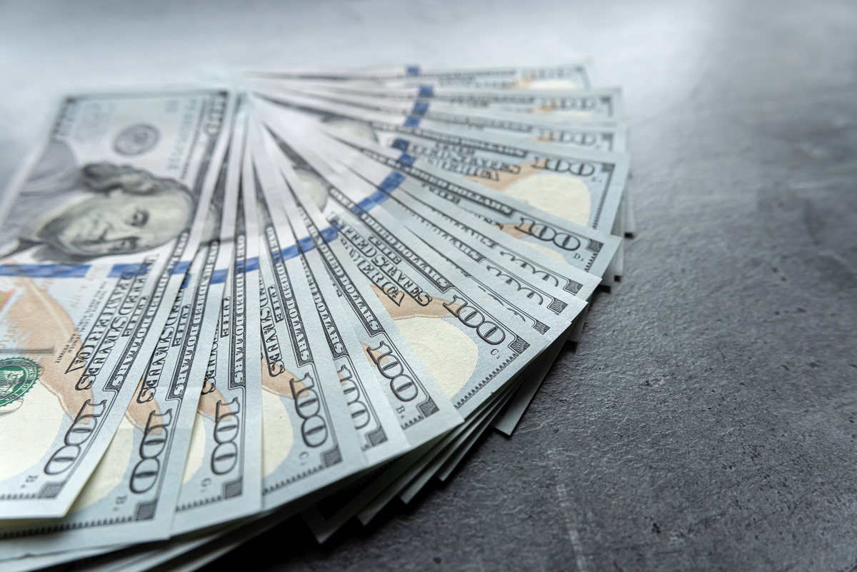 持有美元外汇储备的风险分析：贬值、经济、地缘政治、政治和全球因素