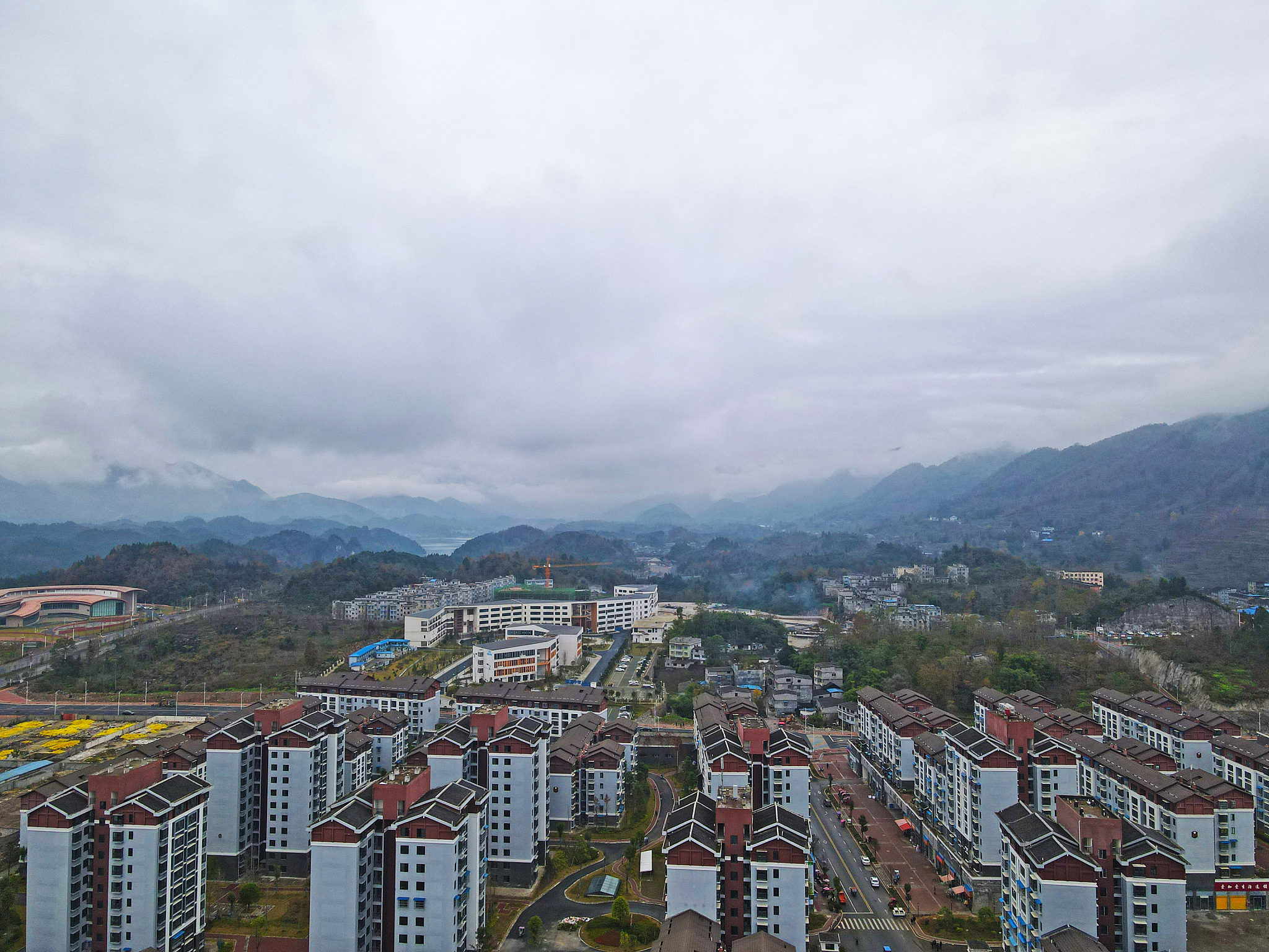 纪录片观后感论文纪录片是焦波的《出山记》是由遵义市广播电视台和焦波光影文化传播有限责任公司联合出品焦波执导的纪录片。该片于2018年4月20日在中国大陆上映。该片以脱贫攻坚中的易地扶贫搬迁、大通道建设、特色产业发展等工作为主线讲述了遵义市务川仡佬族苗族自治县的一个贫困乡村大漆村的当地群众走出大山的故事不少于1000字。