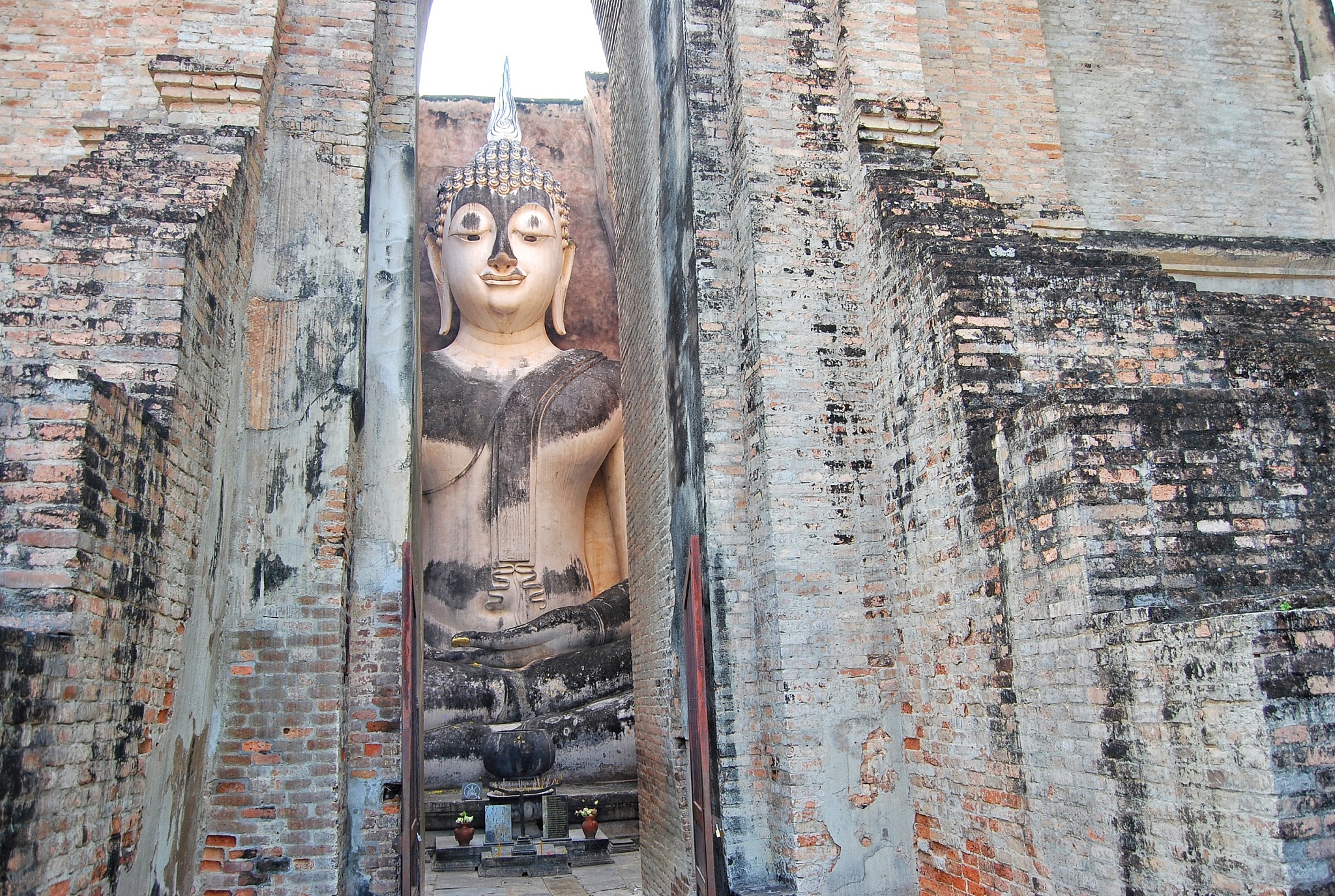 phra achana ancient buddha image of the si chum temple.