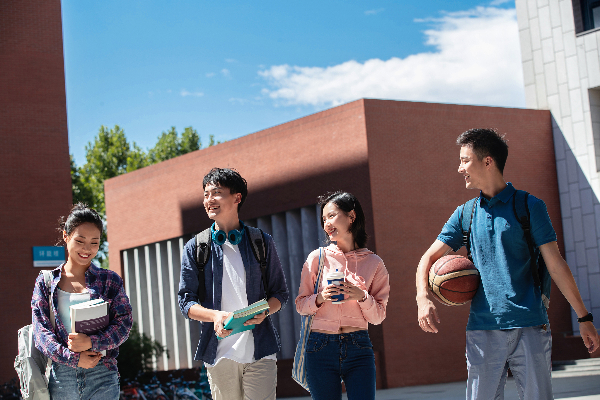 大学生情侣在校园里