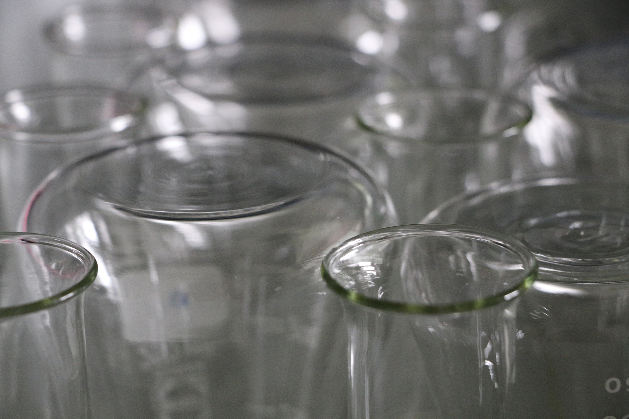 玻璃是液体吗？揭秘玻璃的真实身份！