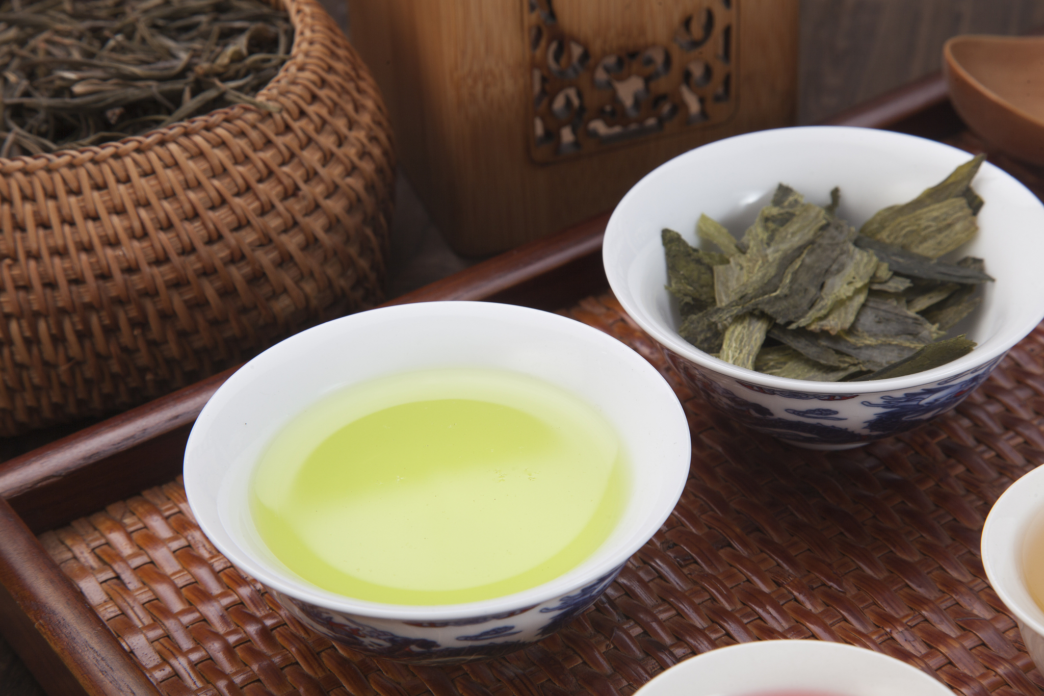 回答我几个问题：铁观音是什么？铁观音有什么作用？铁观音为什么有这些作用？