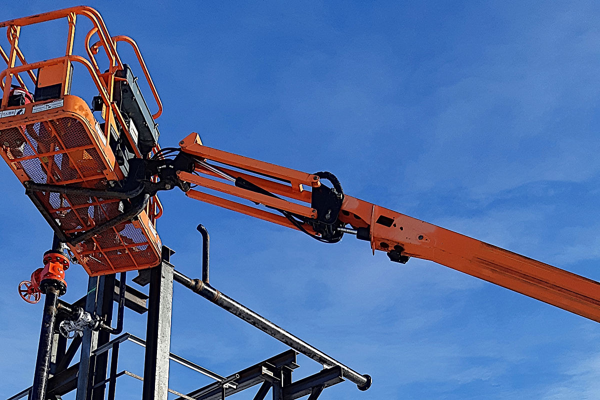 高空作业安全：梯子和起重机辅助