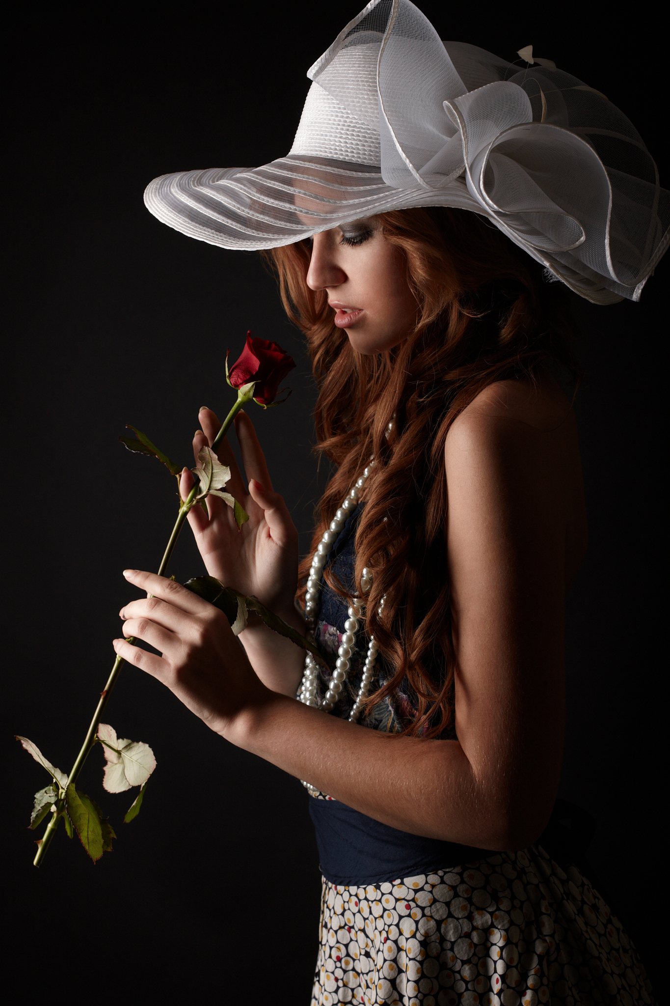 白色衣服的美丽女孩、黑色头发、玫瑰花海、动漫