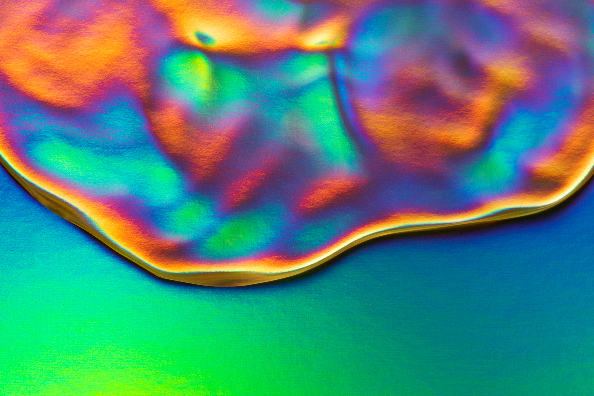 强化学术语言并进行扩写到1200字：图35-2a为所示的尼罗红软脂酸结晶状态混合物通过研磨制备得到的红色热致荧光变色粉末的实物图和电镜图可以看到大部分粒径较小电镜图像中的粉末分布比较松散粒径主要分布在50μm范围。图35-2b为该粉末制备的复合纤维干燥后的横截面电镜图纤维纵向表面与图中实物图一样所用粉末粒径较小纤维可在纵向上并不能看到明显的疙瘩且因为粉末的粒径比较小表面较为平滑。复合纤维的横截面较