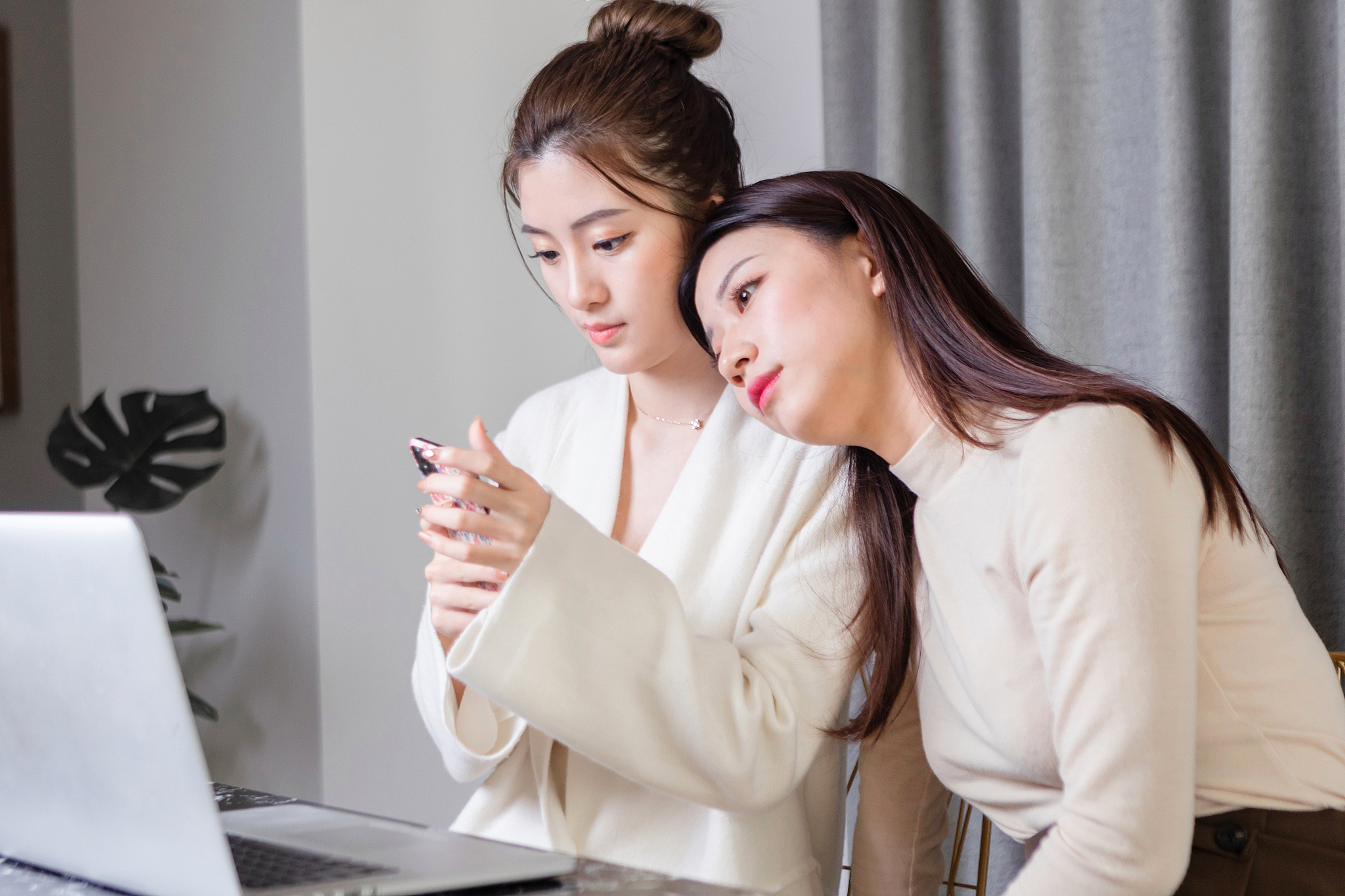 女朋友说自己很漂亮我该怎么回答