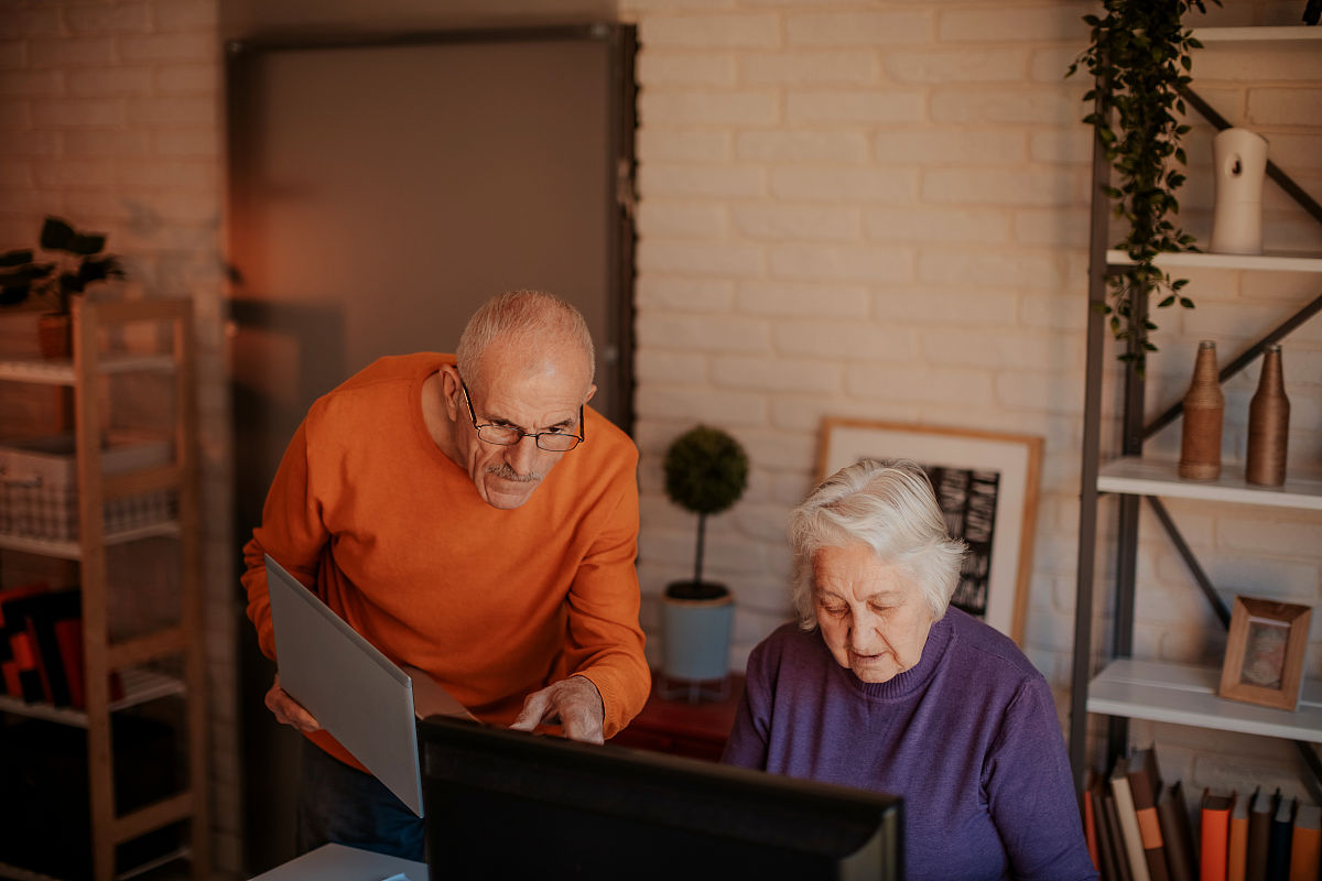 如何告知91岁老人60岁女儿去世的消息？