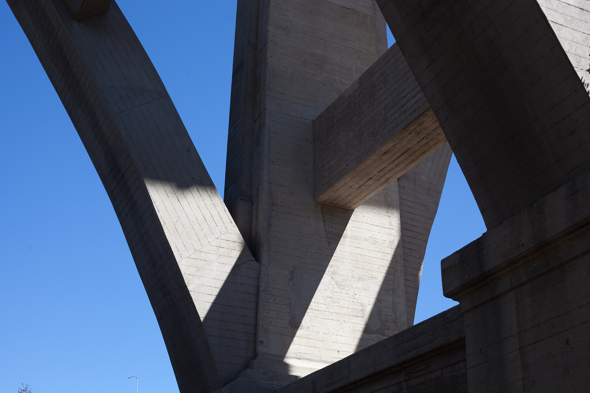 张永和《人权之门》解读：人权概念、重要性及保障