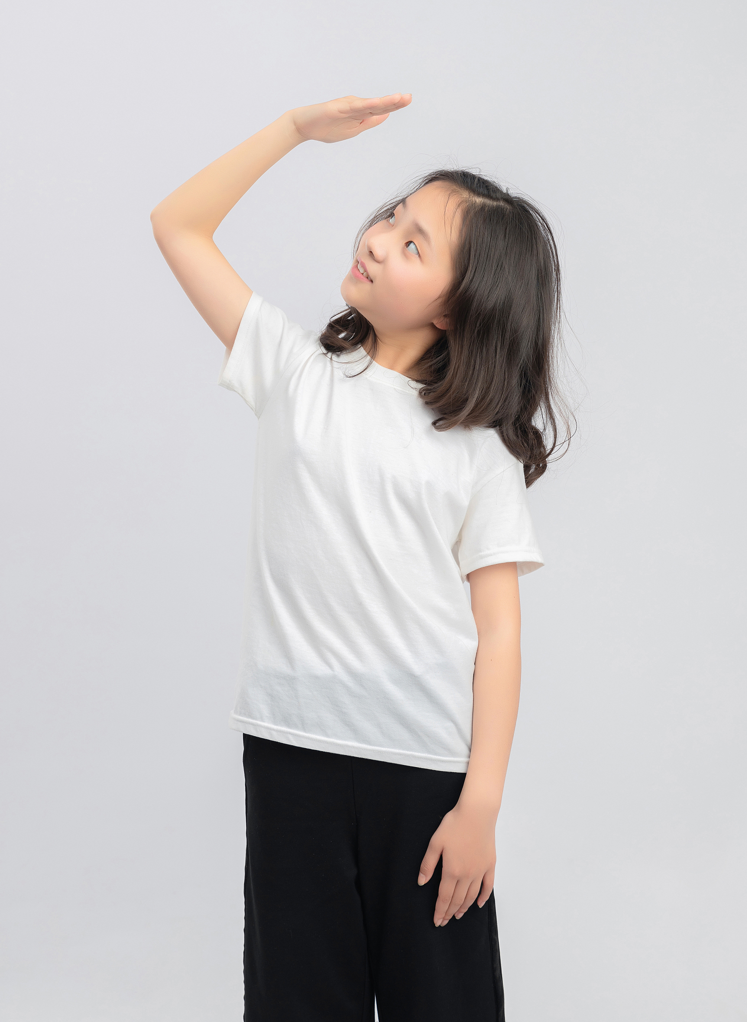 灰色背景里的亚洲小学女生