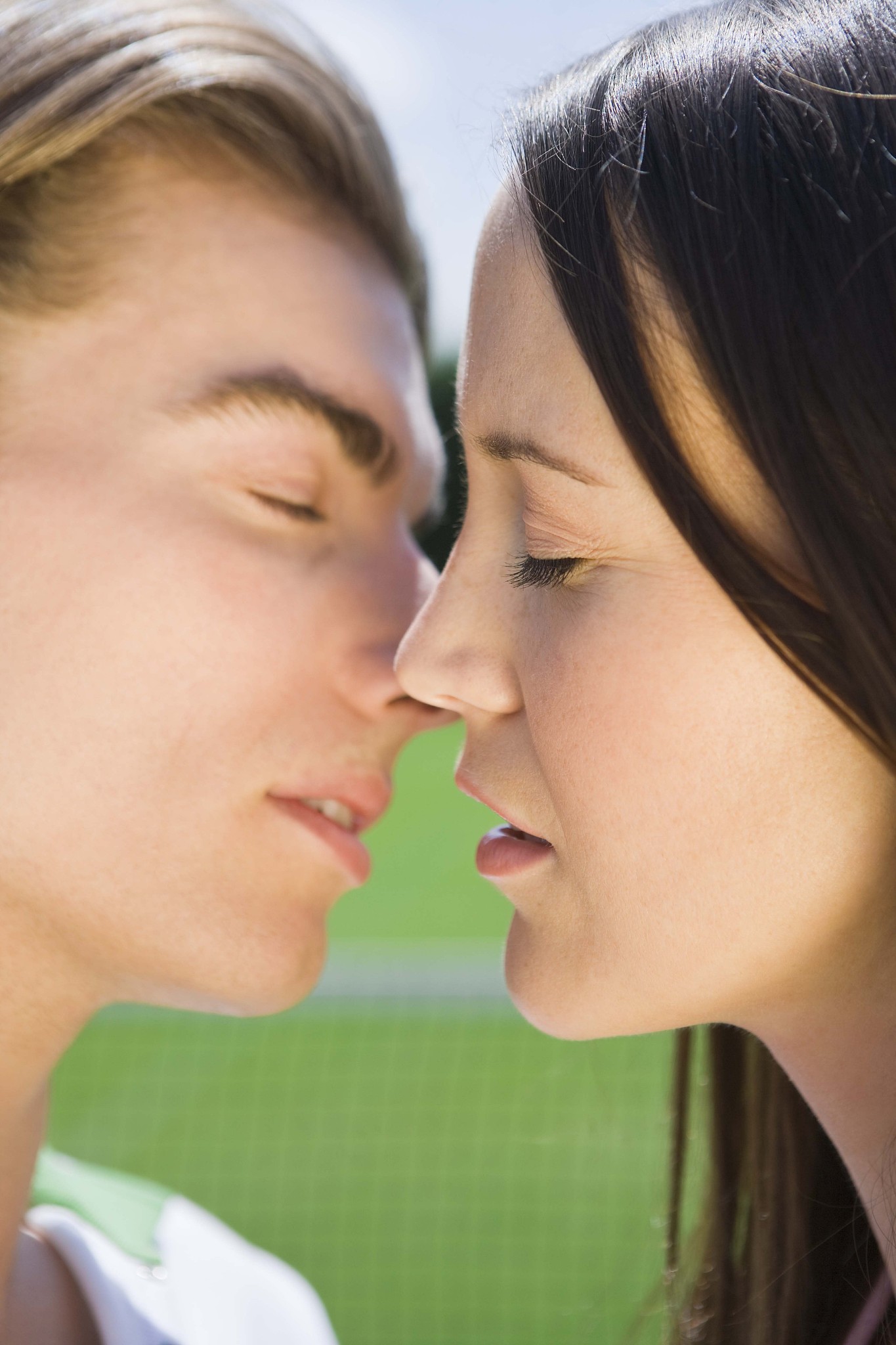 和女生亲嘴的时候舌头掰不开她的牙怎么办