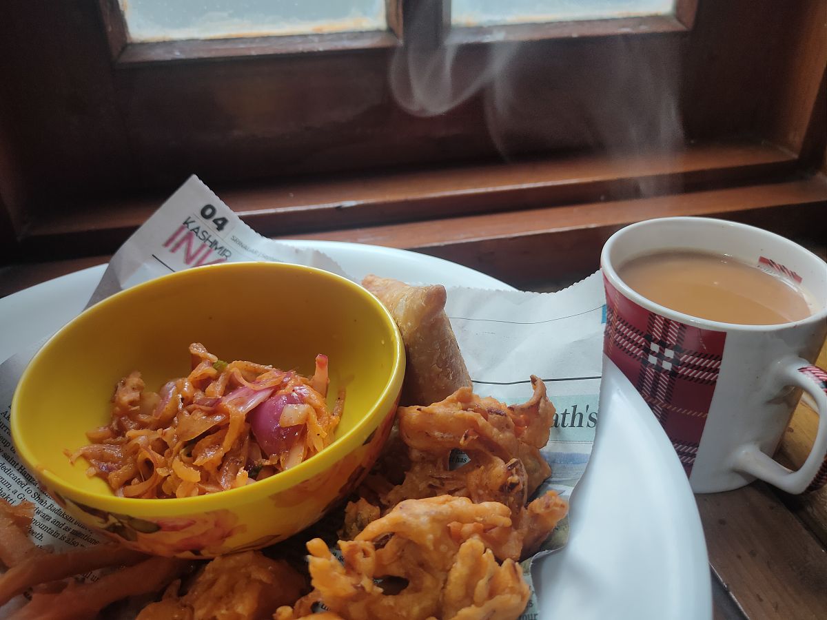 给我一个形容可移动零食置物架空间很大很方便的描述 最少50字最多150字