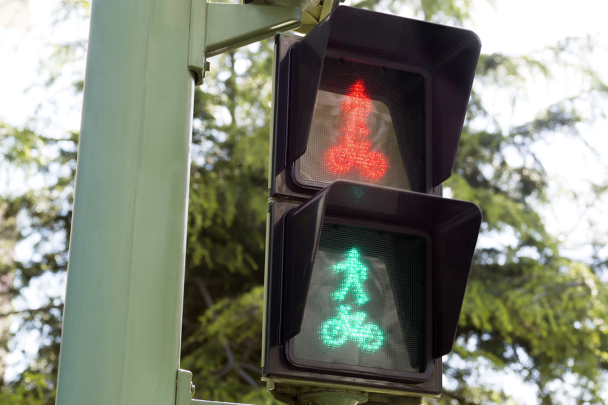 小管径弯管缺陷漏磁信号修正的难点