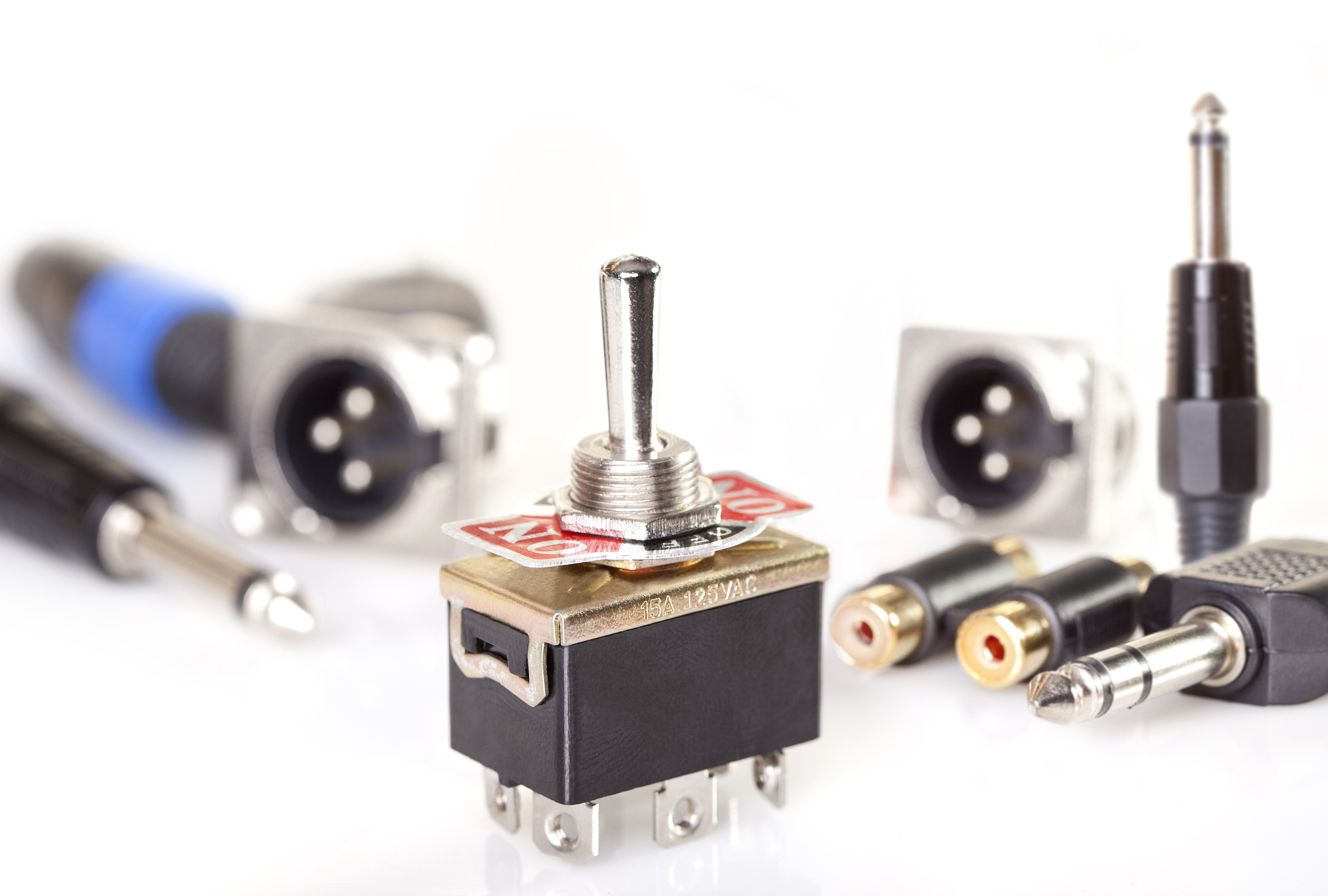 客户是采购音频连接器的，我们是连接器工厂，能提供一站式服务，我们能提供连接器，例举我们的优势，请用英文发一封开发信邮件