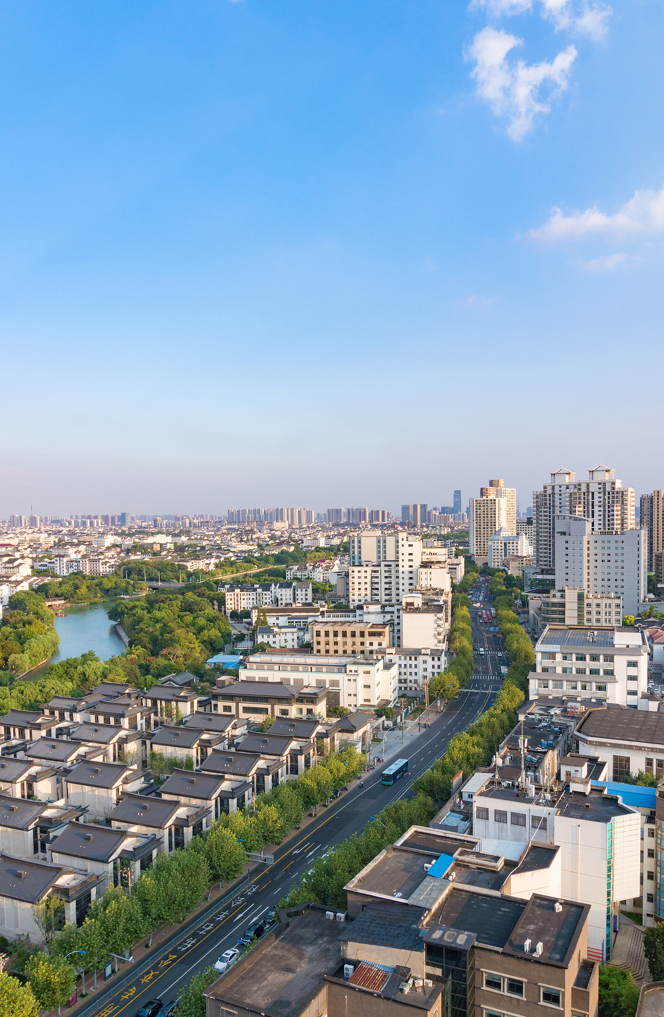 鸟瞰现代城市风光