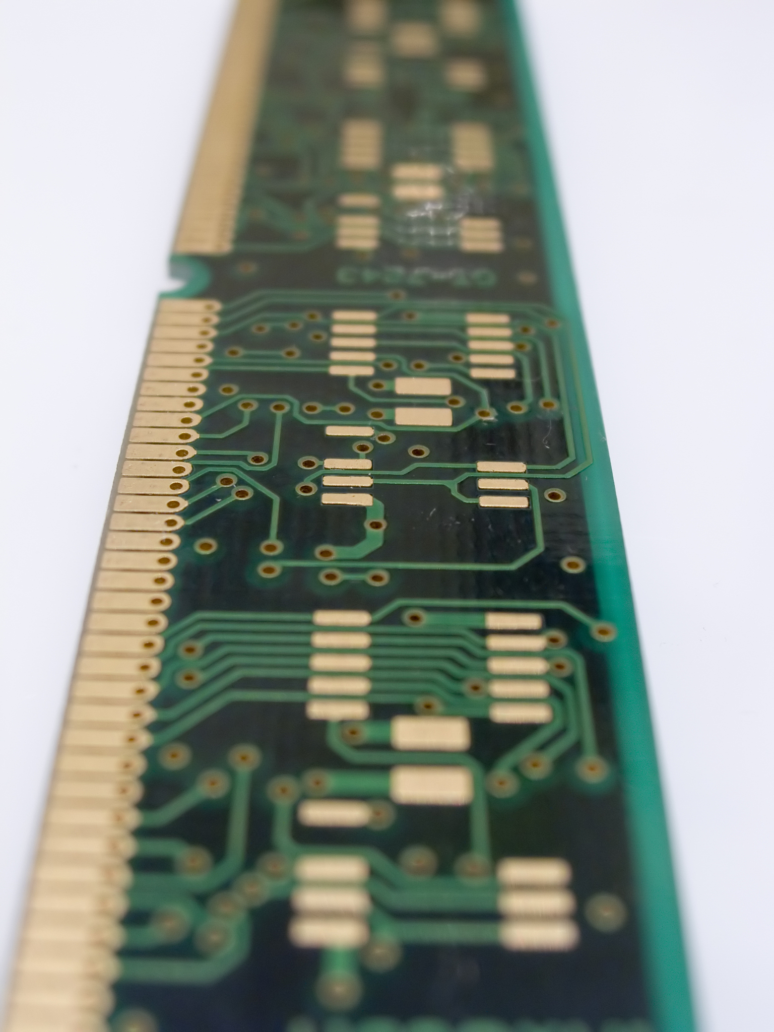 双端口RAM读写操作：左端口写入数据能否被右端口同时观测？