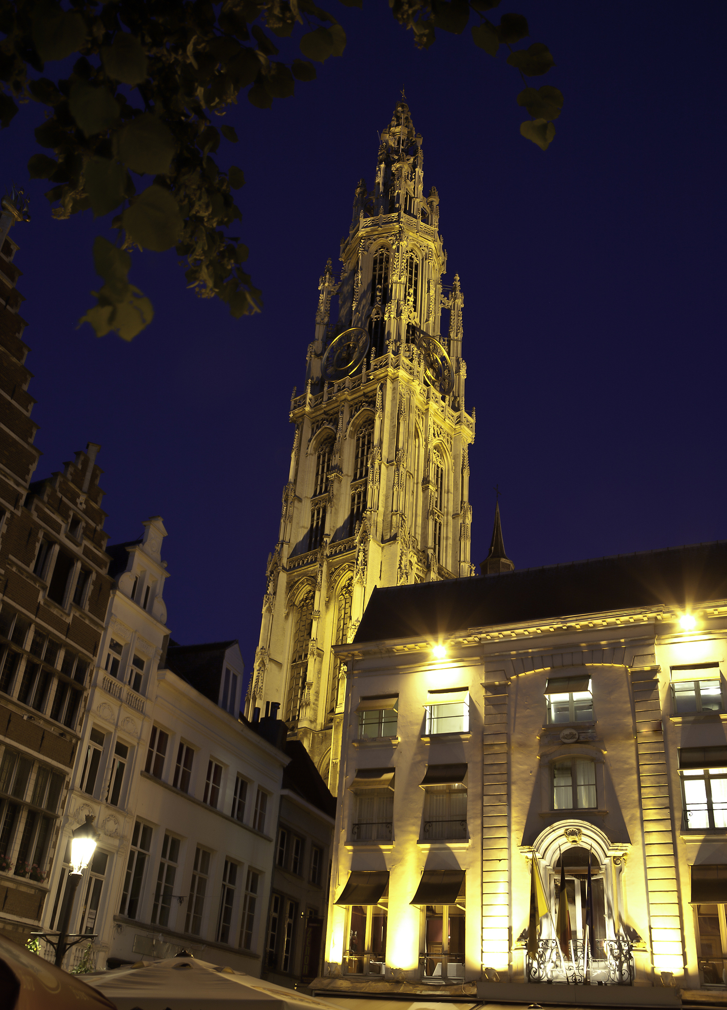 1200字关于人类文明的交汇点：中世纪欧洲的文化与政治