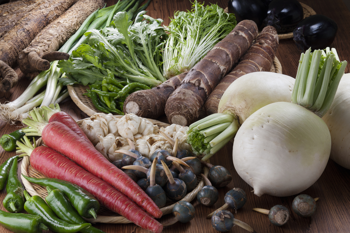 把这个文案改的逻辑性强一点一定要小心嘌呤比肉还高的食物。你以为只有吃海鲜吃肉喝啤酒才有飘零吗？那你就大错特错了有五种蔬菜啊飘零比肉还高尤其是最后1种你可能经常吃的所以大家一定要小心。建议先点赞收藏起来并且转发给你的家人或朋友肯定用得上。第1种是菌类例如香菇、金针菇和海鲜菇等等。以香菇为例吧每一百克鲜香菇中的飘零含量约为二百一十四毫克而干香菇更高高达四百零五毫克。第二种是笋类的蔬菜例如芦笋它们是高纤