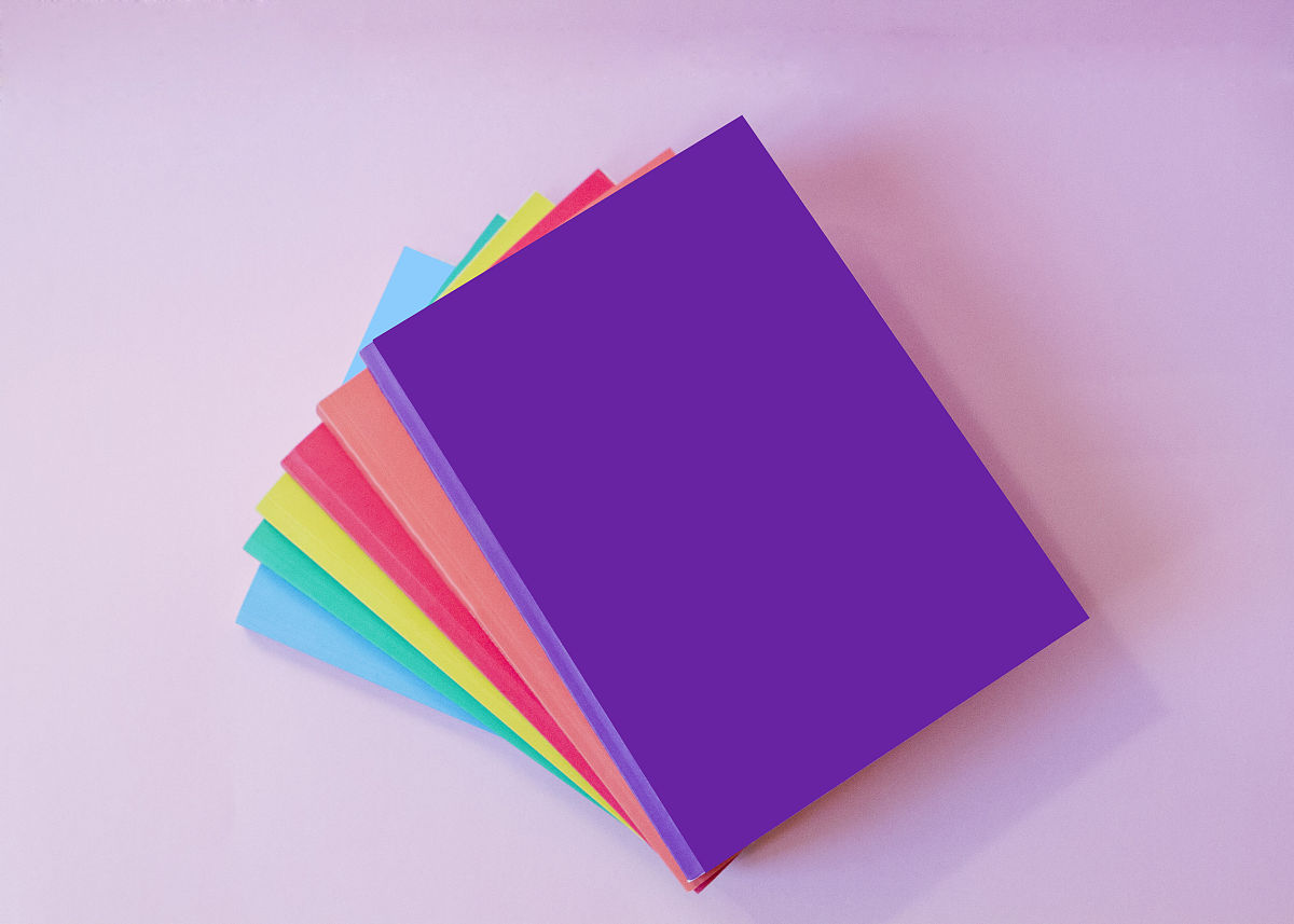 请写出认知隐喻的文献综述和理论框架认知隐喻是指人们通过将一个概念映射到另一个概念来理解和表达某种概念。这种映射通常是基于共同特征或相似性。认知隐喻理论认为隐喻是我们理解和表达概念的基础因为它们帮助我们将抽象、复杂或抽象的概念与我们已经了解的概念联系起来。认知隐喻的理论框架主要由乔治·莱科夫George Lakoff和马克·约翰逊Mark Johnson提出。他们认为隐喻是一种基本的认知结构它们不仅