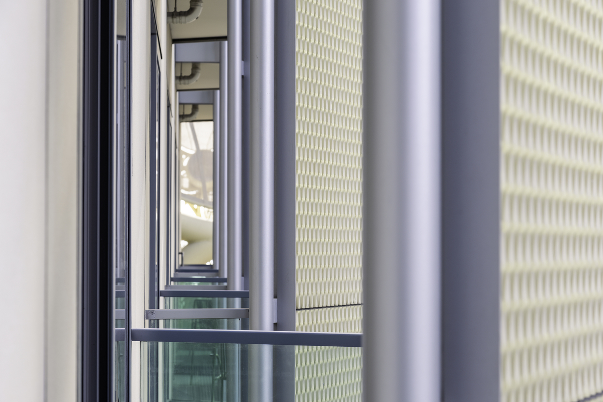 建筑装饰门窗工程：设计、制造、安装与维护全解析