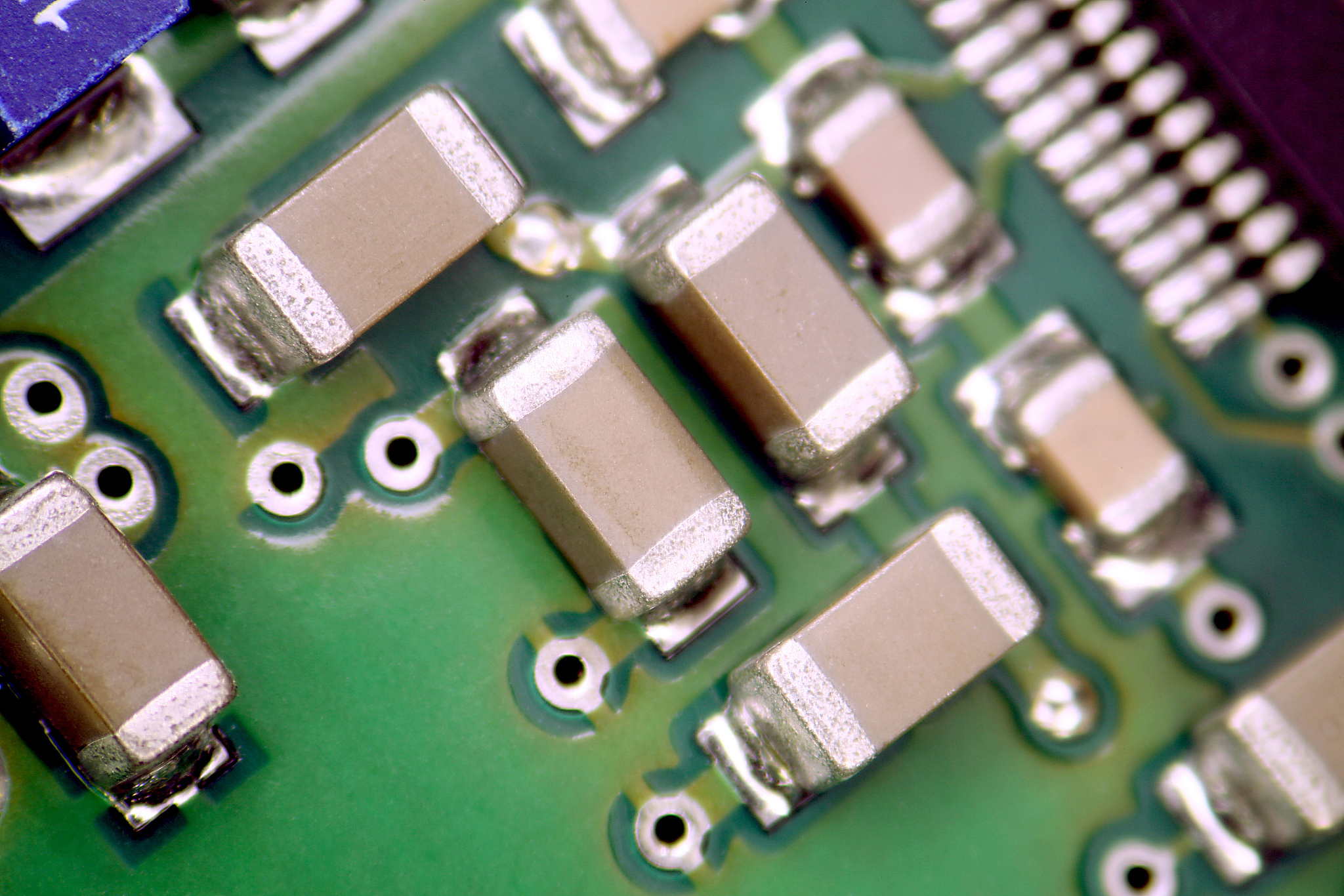 以下哪种电感材质最适合做谐振电源中的谐振电感铁硅铝纳米品硅钢片铁氧体