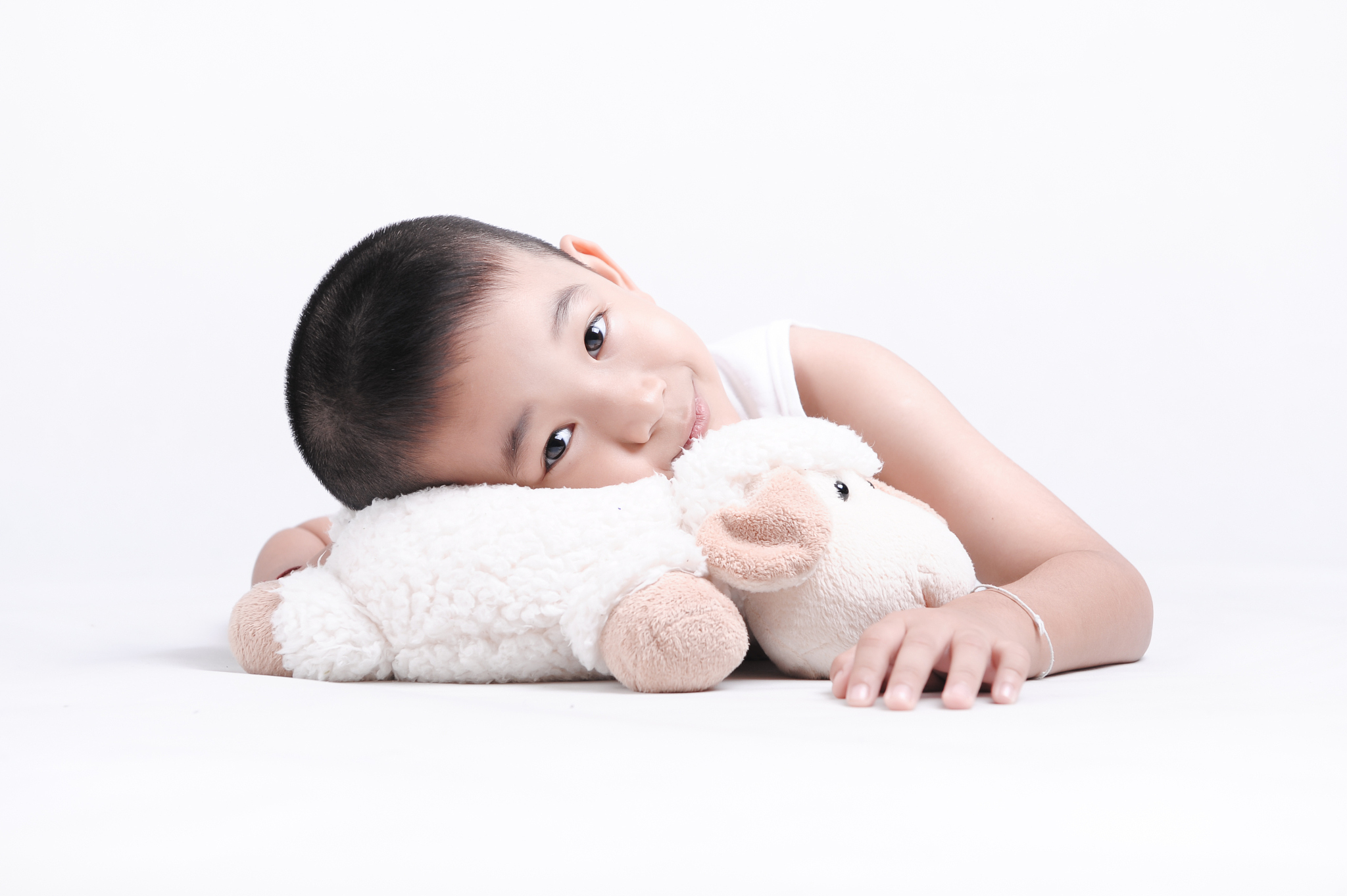 的,男孩,床,特写,撒谎者,青少年,学龄前,休闲活动,拟人笑脸,仅<strong>婴儿</strong>
