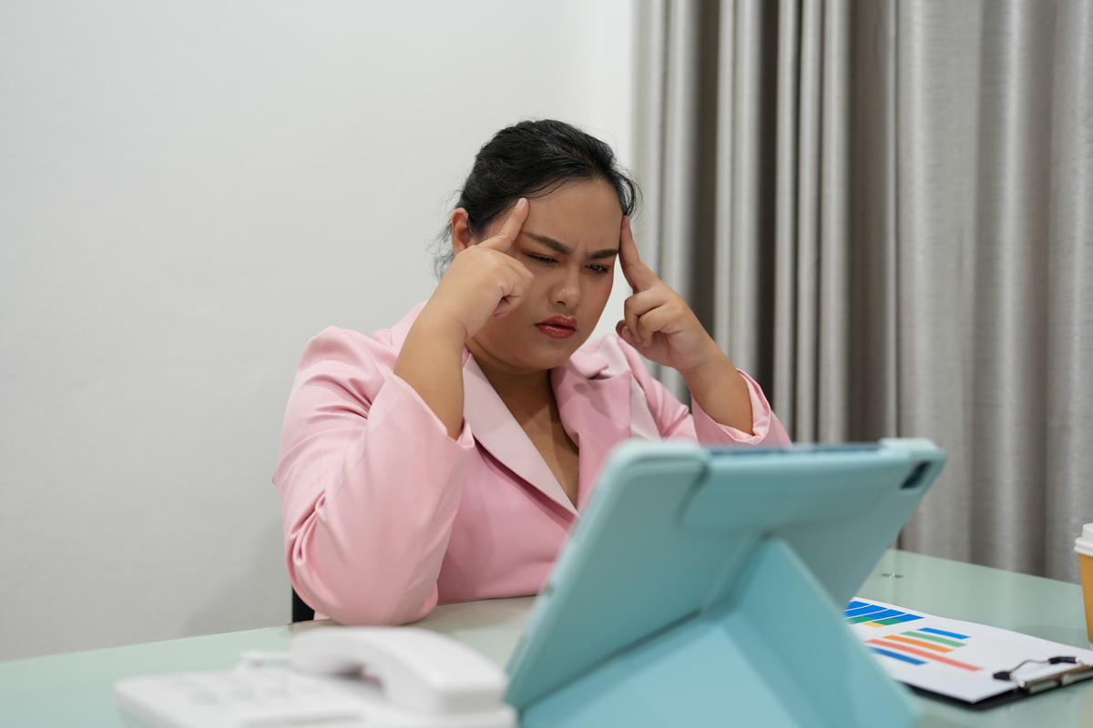 根据这段内容生成一段心理督导师对咨询师的对话要包含咨询师和督导师的对话咨询师你看今天你能自己鼓起勇气到林老师这里来做咨询又能很流利地讲述自己的情况说明你是一个聪明、理智的女孩怎么会是‘疯’了呢？老师可以非常肯定地告诉你你是一个很正常的人。 来访者：可是……咨询师：可是你为什么会有那么多不正常的现象对不对？就像一个正常人也会感冒、发烧一样正常人的心理有时候也会因为有这样那样的‘病菌’入侵而生病