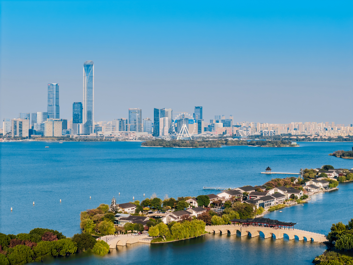 中国江苏省苏州市金鸡湖李公堤和湖心亭天际线鸟瞰图