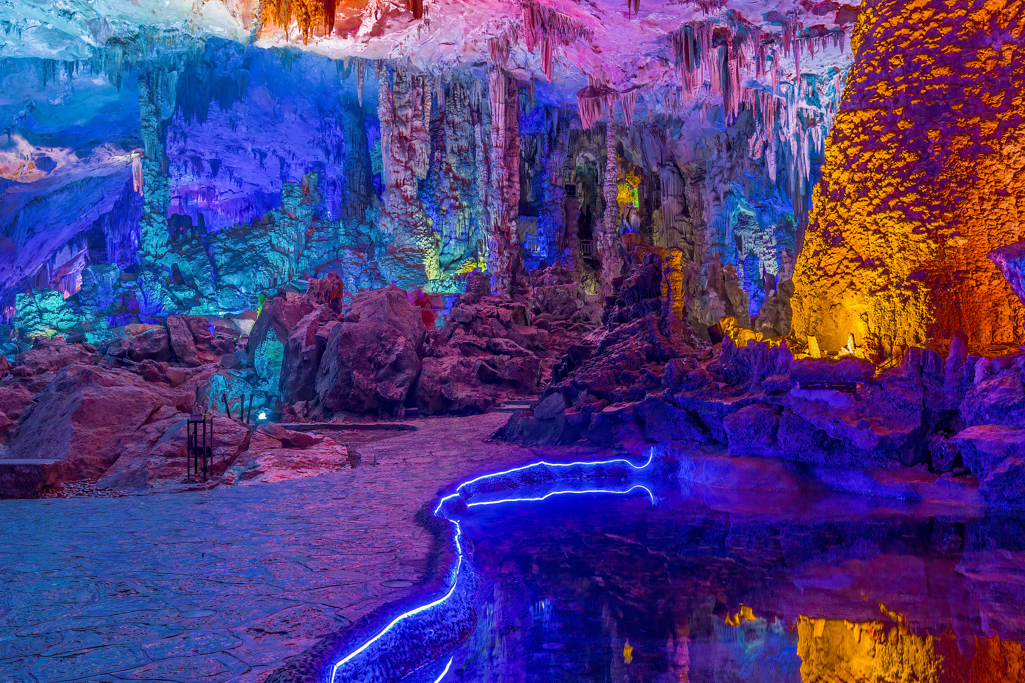 神秘地下河畔的花海奇观 - 幽蓝河水与月兰花交织的梦幻景象
