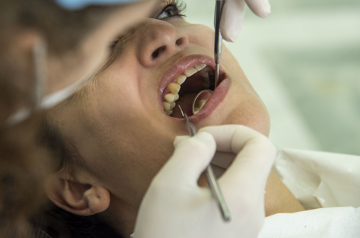 牙根突然疼而且断断续续的已经好几天了之前没有出现过这种情况没有蛀牙不过之前剔牙和刷牙的时候太用力了不知道是不是因为这个。我的这个到底是因为啥多久能好