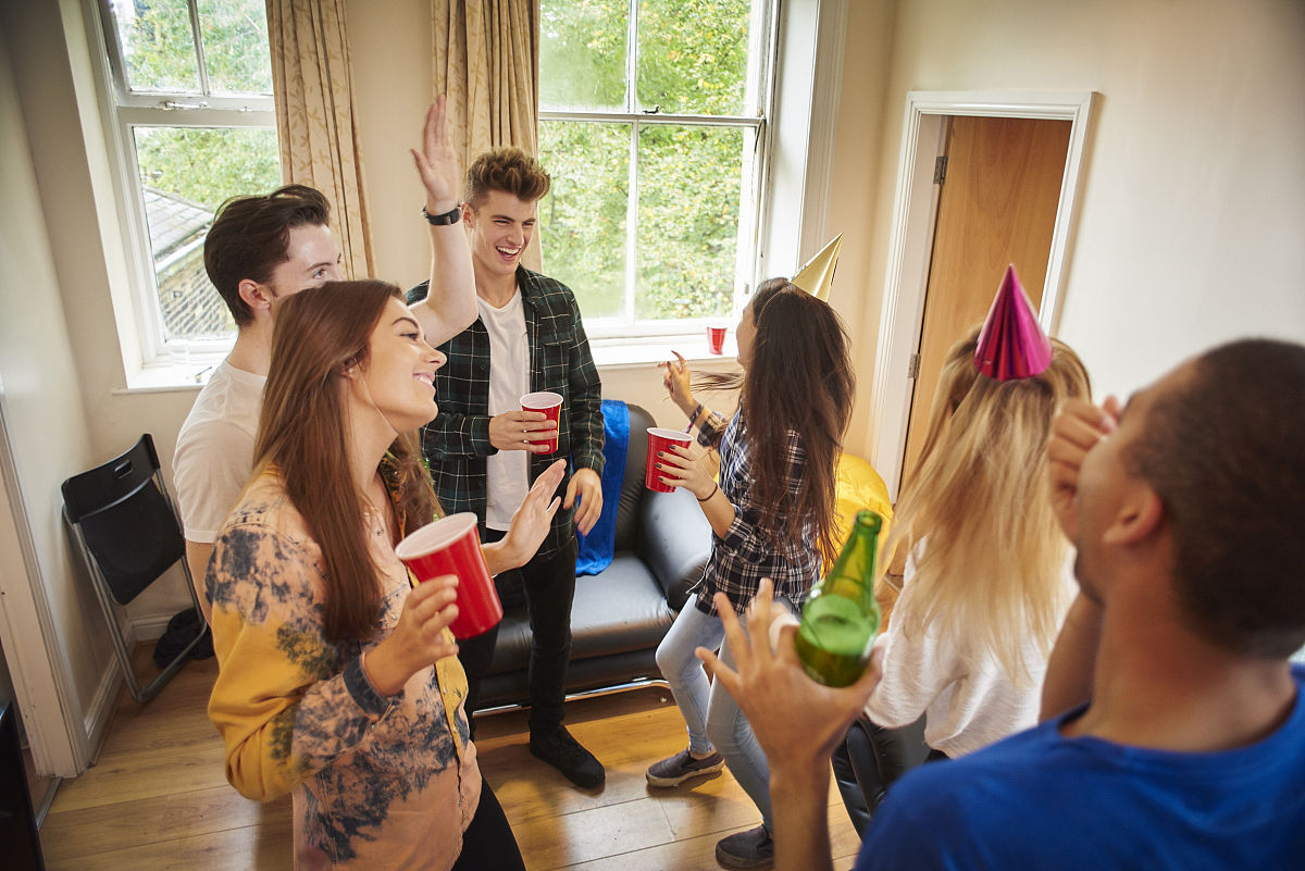 中学生李华推荐美国交换生Jack参加辩论社